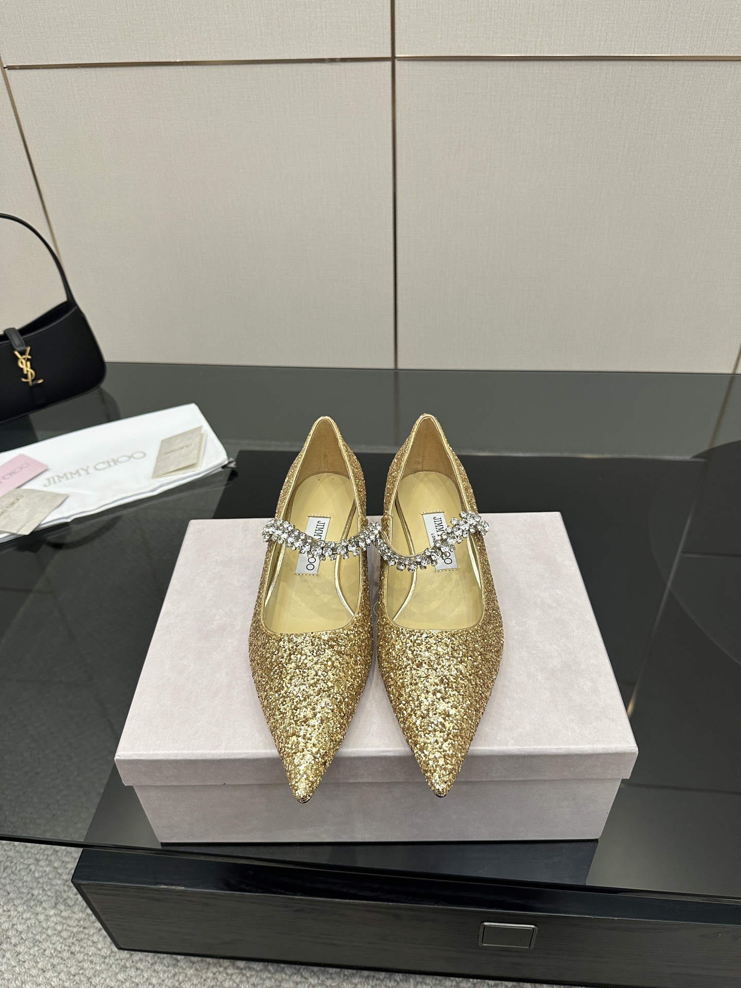 NO:411690,Comment Jimmy Choo｜Zhou Yangjie's classic one-line diamond-wearing shoes. You are the best companion for the skirt in the wardrobe. I believe I admire the high heel shoe designers at JC home who have a very good grasp of the psychology of women. The shoes made will definitely make any woman control a shoe that does not coexist with sexy and elegant. It is paired with a shiny Swarovski crystal chain and is decorated with a very eye-catching and elegant design. The style is not exaggerated but it shows the style. In addition, the small pointed coffin shape is completely perfect and very comfortable to put on the feet. What are the fashionable people waiting for? This one took a whole month from purchasing the original version to making it, and it is almost the same as the original version!  A must-have wardrobe, there is definitely one that suits you!  !  The fabric is made of imported beef patent leather, sheepskin, Greet inner footbed mixed breed sheepskin Customized A-grade Italian leather sole Size35-39 (customized on 40/41), single shoes, jimmy choo, swarovski, chanel, mary jane, high heels, skirts, sheepskin19860909批 Jimmy Choo｜周仰杰经典一字钻带玛丽珍鞋  你衣柜里裙子最好的伴侣,相信我就佩服JC家的高跟鞋履设计师把女人的心理把握的很到位,做出来的鞋子绝对会让任何一个女人都把持不性感与优雅并存的一款鞋子,搭配一条闪闪动人的施华洛世奇水晶链条予以点缀装饰十分醒目优雅的设计,风格不浮夸但尽显格调,再加上小尖头棺型完全做到了极致上脚非常舒适时髦精们还在等什么?这款从购买原版到制作一共整整花了一个月的时间去打磨,到现在几乎与原版一致！衣橱必备款,绝对有一款是适合你的！！ 面料采用进口牛漆皮,羊皮,格力特 内里垫脚混种羊皮 定制A级意大利真皮底 Size35-39（40/41定制）,单鞋,jimmy choo,swarovski,chanel,mary jane,high heels,skirts,sheepskin,Women's Shoes