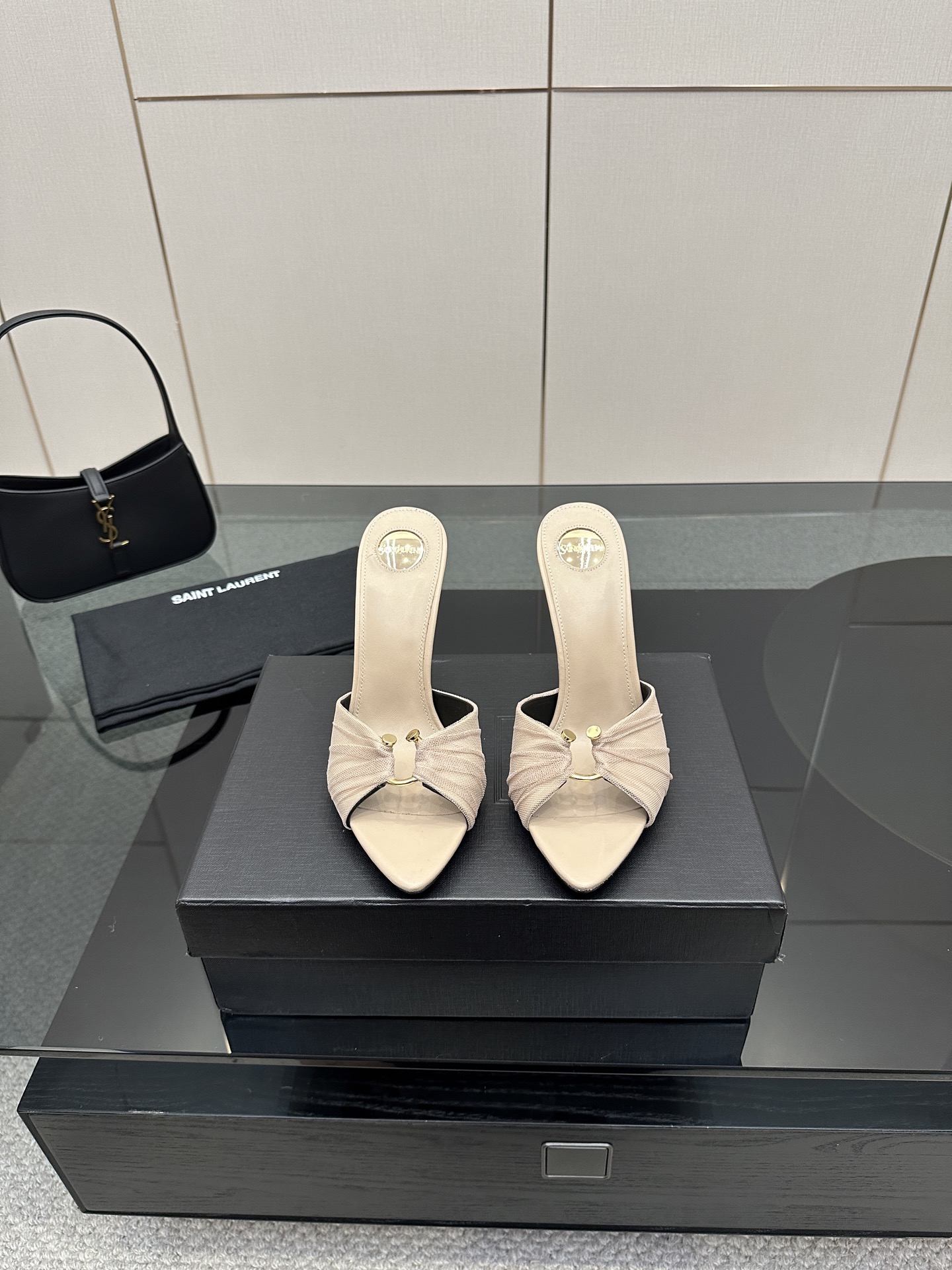 NO:419893,Comment on Saint Lauren*YSL Saint Laurent 25ss Sexy High Heel Sandals and Slippers I was born for the sisters who wanted to slay the whole audience in summer!  High heel design extends the lines of the legs. One-click has supermodel legs. The curve of the high heels has been carefully designed. You can 'standing elegantly' even after wearing it for a long time. Whether you are shopping, attending parties, or taking photos of fashion, it can accompany you to easily grasp various occasions and become your 'dressing ace'. Take the sense of high quality and relaxation. This summer, let your feet also 'fashioning'~ The fabric is made of original custom leather. The inner foot pads are all sheepskin imported from Italy. Size35-39 (customized by 34/40/41), high heels, saint laurent, saint laurent, saint laurent, saint laurent, sandals, high heels, slippers, cowhide, sheepskin19860909批 Saint Lauren*YSL圣罗兰25ss 性感高跟凉鞋拖鞋 简直是为想在夏日slay全场的姐妹而生！ 高跟设计拉长腿部线条 一键拥有超模腿 高跟的弧度也经过精心设计 久穿也能“优雅站立” 不管是逛街探店、出席聚会 还是赶时髦出街拍照 它都能陪你轻松拿捏各种场合 成为你的「穿搭王牌」 把高级感和松弛感狠狠拿捏 这个夏天 让双脚也“时髦出街”吧～ 面料采用原版定制皮料 内里垫脚均为羊皮 意大利进口牛皮大底 size35-39（34/40/41定制）,高跟鞋拖鞋,saint laurent,saint laurent,saint laurent,sandals,high heels,slippers,cowhide,sheepskin,Women's Shoes