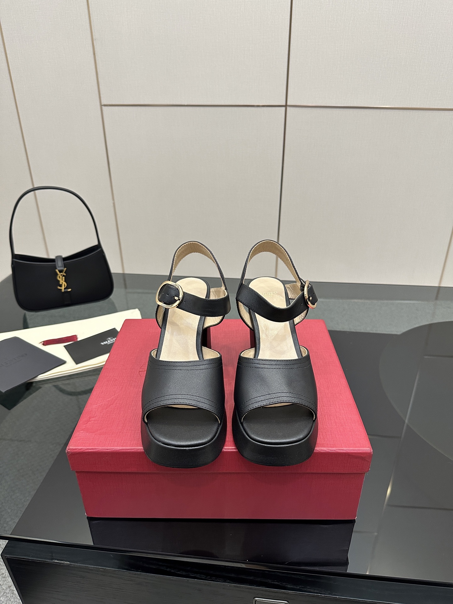 NO:411722,Valentino/Valentino 25ss Spring and Summer New waterproof platform high heel sandals A pair of Hentai high heel sandals are enough to ignite your fashion ambition and full of aura. The toe is fish-mouthed, just revealing your toes just right, instantly elongating the toes, making them look more slender, injecting a touch of playfulness and sexy into the overall shape. It is a perfect balance between fashion and practicality. It not only allows you to have the visual effect of long legs, but also effectively disperses the pressure of walking. Whether it is a dinner party or a daily street, it can be easily controlled and demonstrates a unique fashion attitude. The fabric is made of original custom leather, the inner foot pads are lambskin, heel height is 9cm, water platform 2cm, cowhide base imported from Italy  size35-39 (customized by 40/41), high heels sandals, valentino, valentino, sandals, high heels, cowhide, sheepskin19860909Valentino/华伦天奴25ss春夏 新品防水台高跟凉鞋 一双恨天高防水台高跟凉鞋 足以点燃你的时尚野心 气场十足. 鞋头呈鱼嘴状 恰到好处地露出脚趾 瞬间拉长脚尖线条 看起来更加纤细修长 为整体造型注入一丝俏皮与性感. 是时尚与实用的完美平衡 既能让你拥有大长腿视觉效果 又有效分散了行走时的压力 无论是晚宴 派对还是日常出街 都能轻松驾驭 彰显独特时尚态度. 面料采用原版定制皮料 内里垫脚均为小羊皮 跟高9cm 水台2cm 意大利进口牛皮大底 size35-39（40/41定制）,高跟鞋凉鞋,valentino,valentino,sandals,high heels,cowhide,sheepskin,Women's Shoes