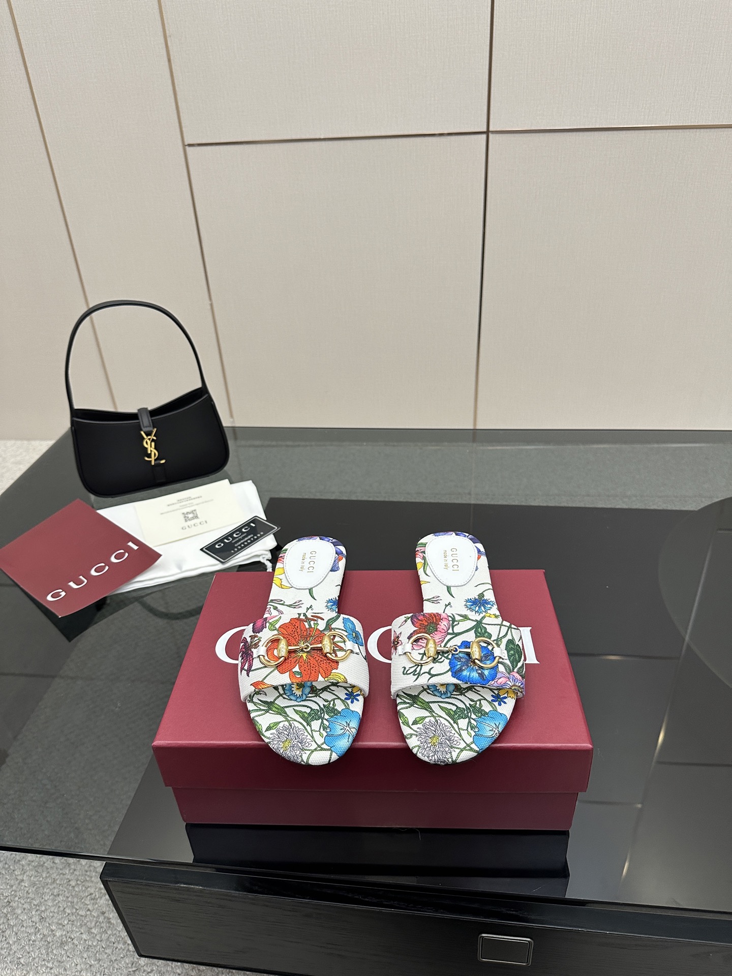 NO:414205,Top version Gucci/Gucci classic presbyterian horse-pin slippers The most worth buying item in summer Sandals with high-end aura, paired with skirts and trousers, free and easy, daily vacation is essential!  The upper is made of original custom material, inner foot pad imported lambskin, Italian imported cowhide sole Size35-39 (customized on 40/41/42), slippers, gucci, gucci, sandals, slippers, skirts, cowhide, sheepskin19860909顶级版本 Gucci/古驰经典老花马衔扣拖鞋 夏天最值得入手的单品 自带高级气场的凉鞋 搭配裙装裤装率性洒脱 日常度假都是必不可少！ 鞋面采用原版定制材质 内里垫脚进口小羊皮 意大利进口牛皮大底 Size35-39（40/41/42定制）,拖鞋,gucci,gucci,sandals,slippers,skirts,cowhide,sheepskin,Women's Shoes