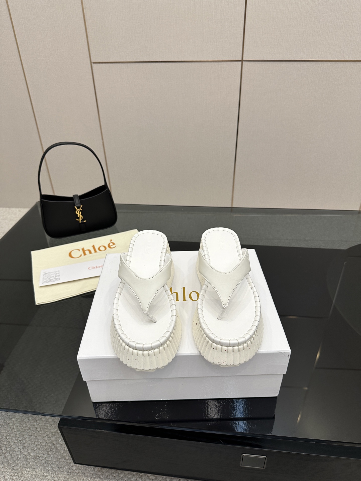 NO:414191,Chloe's latest sewing mark thread, original private model high-density foam sole, artificial Goodyear threading, all positions are just right after matching, all the processes are the same as the original material, and it is definitely a pair of must-have tools for walking in the world!  !  All-match Korean version, size 35-40 standard, fabric, cowhide, cowhide splicing design style is super invincible, split-toe shoes, chloe, loewe, cowhide19860909Chloe（克洛伊）最新的缝马克线 原版私模高密度发泡鞋底 人工固特异手法穿线 配上后所有的位置刚刚好 所有的工艺与材质原版一致 绝对是一双耐穿耐看行走江湖必备利器！！百搭韩版 码数35-40标准码,面料牛皮牛筋拼接设计风格超级无敌美,分趾鞋,chloe,loewe,cowhide,Women's Shoes