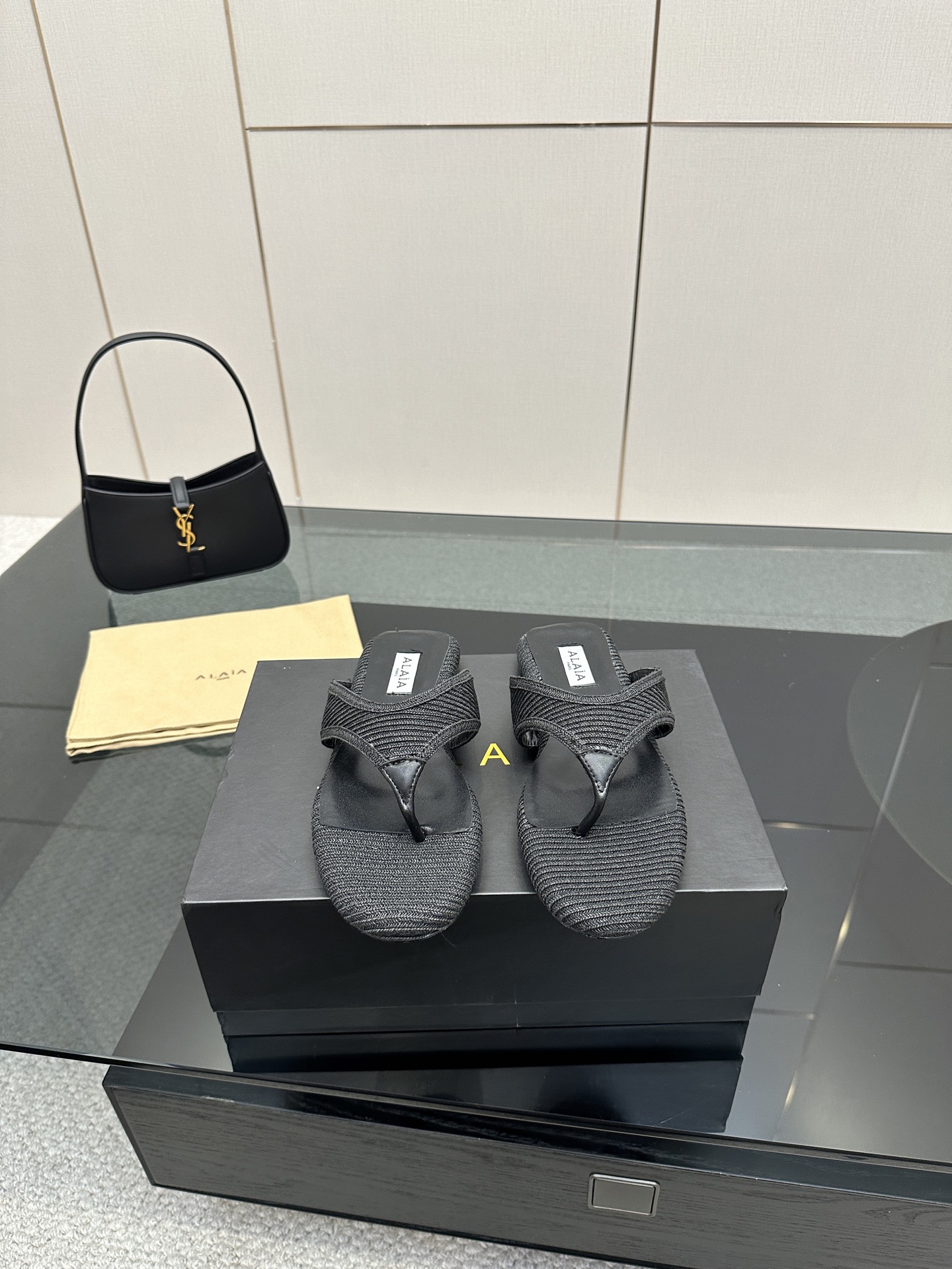 NO:414198,ALAA triangle flat slippers | HIGH LOVE |||ALAA | HIGH LOVE External network Dabo has a pair of this one with exquisite heart-shaped decoration. The brand's brand new sculpture heel, elegant shoe shape, casual, comfortable and fashionable. Overseas bloggers have a pair of upper, horsehair, woven, inner sheepskin, genuine leather sole size 35-39 (customized for 40.41.42.43), split-toe shoes, slippers, sheepskin19860909ALAA三角平底拖鞋| HIGH LOVE|||ALAA | HIGH LOVE 外网大博人手一双的 这款采用精美心形装饰搭配 品牌全新的雕塑跟,优雅鞋型 休闲舒适兼备具时髦利落 海外博主人手一双 鞋面马毛,编织 内里羊皮 鞋底真皮 码数35-39（40.41.42.43定制）,分趾鞋,slippers,sheepskin,Women's Shoes