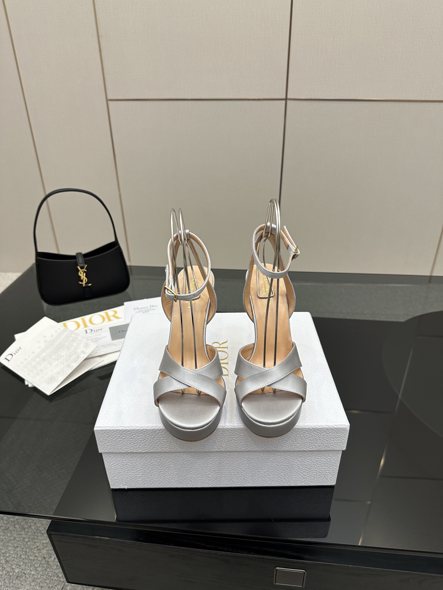 NO:414531,DIOR Spring and Summer New Pearl Heel Cross-Belt Sandals This one is completely on the point that girls like, with high heels on the back, continuing the eternal classic of D's home!  This shoe is low-key and gorgeous, sexy and not ostentatious. The shoe style is a delicate style that everyone loves. It looks very slim. The entire curve of the side perfectly shows the curve of the foot. It has both mature and feminine taste and a hint of lively girlishness. It looks so beautiful on the feet. It is worth recommending Go material. Imported silk upper, mixed-bred sheepskin inside, outsole, imported Italian cowhide, outsole, heel height 11.5cm, water table 2.5cm, size 35/42 (customized without return and exchange, high heels, dior, dior, sandals, high heels, slippers, cowhide, sheepskin, real silk19860909DIOR 春夏新品珍珠后跟交叉带凉拖鞋 这款完全长在女生喜欢的点上 后带高跟鞋 延续D家永恒经典！这款鞋低调不失华丽 性感又不显张扬 鞋型是大家都爱的秀气款 非常非常显瘦 侧面整个弧度将脚部曲线完美展现 既有成熟女人味 又不乏一丝活泼少女感, 上脚也太好看了,值得推荐 Go 材质 鞋面进口真丝 内里混种羊皮 大底意大利进口牛皮大底 跟高11.5cm 水台2.5cm 码数35/42（40/41/42定制不退换）,高跟鞋凉鞋,dior,dior,sandals,high heels,slippers,cowhide,sheepskin,real silk,Women's Shoes