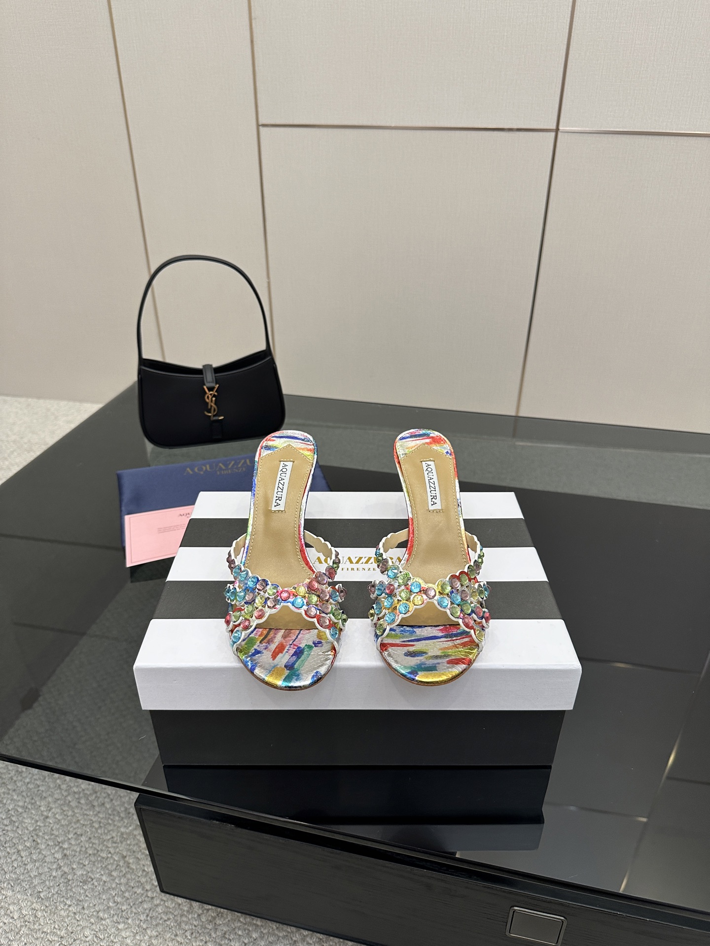 NO:414513,AQUAZZURA Zp Original mold opening new product rhinestone sandals made of original custom silk, original mold opening Swarovski rhinestone decorative buckle, super flash Outsole gold iconic pineapple micro-label gives the product rich brand connotation and luxurious appearance single product genuine leather upsole sheepskin insole creation, creating beautiful and smooth appearance, comfortable and fashionable, must-have. Upper rhinestone foot pad: sheepskin outsole Italian leather outsole heel height 6.5cm Shoe size: 36-43 (40, 41, 42, 43 custom made non-return and exchange), high heels, slippers, sheepskin, real silk, Leather soles19860909AQUAZZURA Zp 原版开模 新品水钻凉拖 采用原版定制真丝制成,原版开模施华洛奇水钻装饰扣,超闪 大底金色标志性菠萝微标赋予单品丰富的品牌内涵与奢华的外观单品真皮大底羊皮鞋垫 创作即外观线条优美流畅又上脚舒适时髦精必入款. 鞋面水钻 脚垫: 羊皮 大底意大利真皮大底 跟高6.5cm 鞋码: 36-43 (40、41、42、43 定做不退换),高跟鞋拖鞋,high heels,slippers,sheepskin,real silk,Leather soles,Women's Shoes