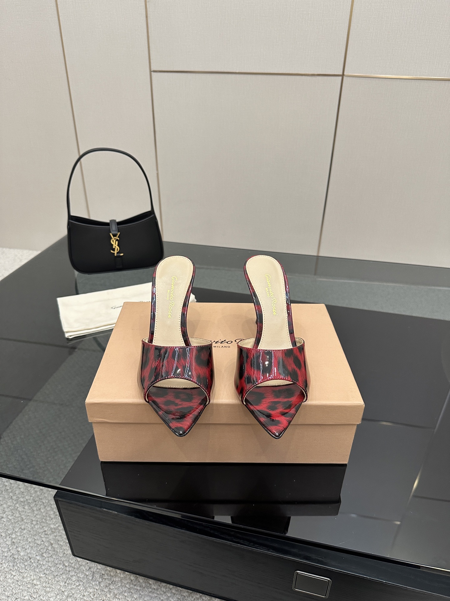 NO:420047,gianvito rossi 2025 new slippers Original development Top version Purchase quality This pair of pointed high-heeled patent leather decorative slippers are like a beautiful poem in summer. The pointed toe design is elegant and charming, highlighting the beauty of the foot lines. The patent leather shines with luster, demonstrating quality and fashion. When wearing it, every step seems to tell a romantic story and become a beautiful scenery on the street. _______________________________________________________________________ * Full set of packaging. * Original custom patent leather for upper * Finger pad Sheepskin * Sole Italian leather outsole * Heel height 10.5cm 8.5cm 5.5 three heights (remark the height if you place an order, no note the default 8.5 heel height) * Size: 35-43 (40 41  42 43 Custom made no return or exchange), high heels, slippers, slippers, sheepskin, Leather soles19860909gianvito rossi 2025新款拖鞋 原版开发 顶级版本 代购品质 这双尖头高跟漆皮装饰拖鞋,宛如夏日里的一首优美诗篇.尖头设计优雅迷人,凸显脚部线条的优美.漆皮闪耀着光泽,彰显品质与时尚.穿上它,每一步都似在诉说着浪漫的故事,成为街头的一道亮丽风景. _____________________________ * 全套包装. * 鞋面原版定制漆皮 * 垫脚 羊皮 * 鞋底 意大利真皮大底 * 跟高 10.5cm 8.5cm 5.5三种高度（下单需备注高度,没备注默认8.5跟高） * 码数:35－43（40 41 42 43定做不退换）,高跟鞋拖鞋,high heels,slippers,sheepskin,Leather soles,Women's Shoes