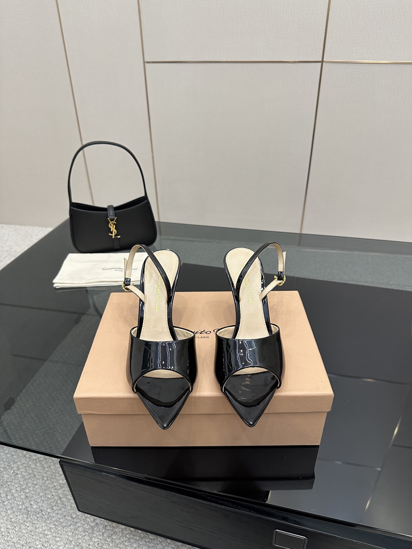 NO:420127,gianvito rossi 2025 new sandals top version purchasing quality This pair of pointed high-heeled leopard print sandals weld wildness and elegance on the feet!  Leopard pattern is like a dark night rose, with a fatal attraction. The pointed toe design accurately cuts the leg lines, which instantly lengthens two meters and eight aura. 8.5 slim heels are as stable as Mount Tai, the back empty straps are looming, the instep curve is so beautiful that it is breathless. It is a cold and beautiful lady with a tight skirt. It turns into a sweet and cool girl in seconds when paired with jeans. _____________________________________________________________ * Full set of packaging. * Original custom patent leather upper * Foot pad sheepskin * Sole Italian leather outsole * Heel height 10.5cm 8.5cm 5.5 three heights (remarks for ordering, no note: default 8.5 heel height, 5.5cm 10.5cm custom-made no return) * Number of sizes: 35-43 (40 41 42  43 Custom made no return or exchange), high heels sandals, sandals, high heels, skirts, jeans, sheepskin, Leather soles19860909gianvito rossi 2025新款凉鞋 顶级版本 代购品质 这双尖头高跟豹纹凉鞋,把野性与优雅焊在脚上！ 豹纹纹路如暗夜玫瑰,自带致命吸引力,尖头设计精准切割腿部线条,瞬间拉长两米八气场.8.5细高跟稳如泰山,后空绑带若隐若现,脚背弧度美到窒息,配紧身裙是冷艳御姐,搭牛仔裤秒变甜酷辣妹. _____________________________ * 全套包装. * 鞋面原版定制漆皮 * 垫脚 羊皮 * 鞋底 意大利真皮大底 * 跟高 10.5cm 8.5cm 5.5三种高度（下单需备注高度,没备注默认8.5跟高,5.5cm 10.5cm定做不退换） * 码数:35－43（40 41 42 43定做不退换）,高跟鞋凉鞋,sandals,high heels,skirts,jeans,sheepskin,Leather soles,Women's Shoes