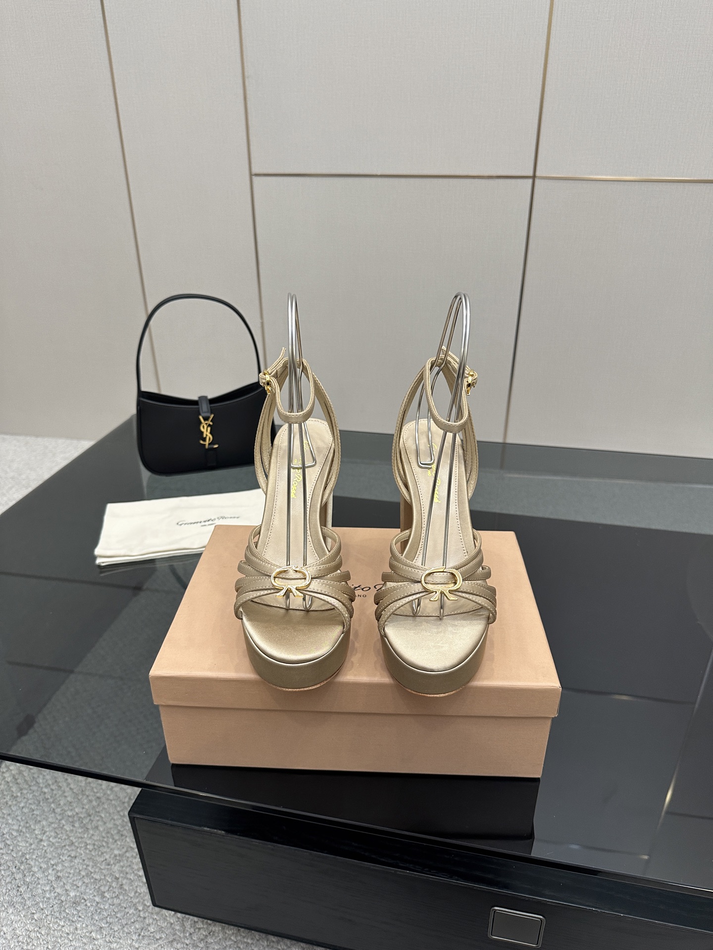 NO:420138,gianvito rossi 2025 new sandals original development top version purchasing quality silk encounter waterproof platform high heels, this summer's elegant critical hit!  These waterproof silk sandals are simply a work of art!  The feet are wrapped around the silk satin, like clouds kissing the skin, and the sun shines with a pearly luster. The high-end feeling is directly full of ~ the golden combination of 3.5cm waterproof platform + 11.5cm thick heels is as stable as Mount Tai, but it also shows that the legs are two meters long. You don’t feel tired after walking all day!  This summer, let your feet dance in the clouds~ ____________________________________ * Full set of packaging. * Original custom silk with upper * Lining sheepskin * Sole Italian leather outsole * Heel height 11.5cm * Water platform height 3.5cm * Size 35-40 (34.40.41.42. Custom made no return), high heels, sandals, high heels, sheepskin, real silk, silk fabric, gold, Leather soles19860909gianvito rossi 2025新款凉鞋 原版开发 顶级版本 代购品质 真丝邂逅防水台高跟,今夏的优雅暴击！这双防水台真丝凉鞋简直是艺术品！真丝绸缎包裹双足,如云朵轻吻肌肤,阳光下泛着珍珠般的光泽,高级感直接拉满～3.5cm防水台+11.5cm粗跟的黄金组合,稳如泰山却又显腿长两米八,暴走一整天都不累脚！ 这个夏天,让双脚在云端跳舞吧～ _________________________________ * 全套包装. * 鞋面原版定制真丝 * 衬里 羊皮 * 鞋底 意大利真皮大底 * 跟高 11.5cm *水台高3.5cm * 码数 35-40（34.40.41.42.订做不退换）,高跟鞋凉鞋,sandals,high heels,sheepskin,real silk,silk fabric,gold,Leather soles,Women's Shoes