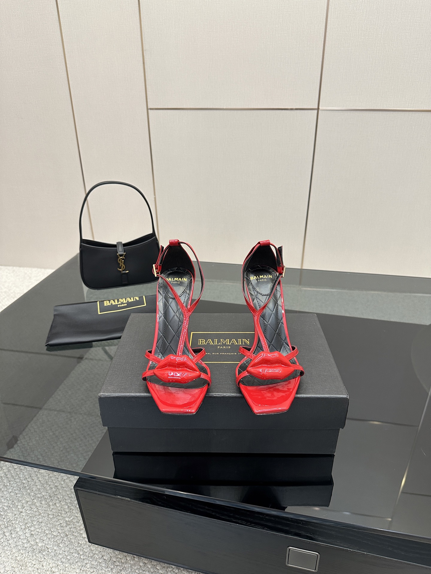 NO:420087,Balmain｜Balmain 25ss new product Sexy lip high heel sandals Fabric silk, patent leather, Yangjing The inner lining is lambskin Imported leather outsole Heel height 10.5cm Size 35-39 (35.40.41.42 Customized), high heels sandals, balmain, balmain, sandals, high heels, sheepskin, real silk, sheep, Leather soles19860909Balmain｜巴尔曼25ss新品 性感嘴唇高跟凉鞋 面料真丝,漆皮,羊京 内里是小羊皮 意大利进口真皮大底 跟高10.5cm 码数35-39（35.40.41.42定制）,高跟鞋凉鞋,balmain,balmain,sandals,high heels,sheepskin,real silk,sheep,Leather soles,Women's Shoes