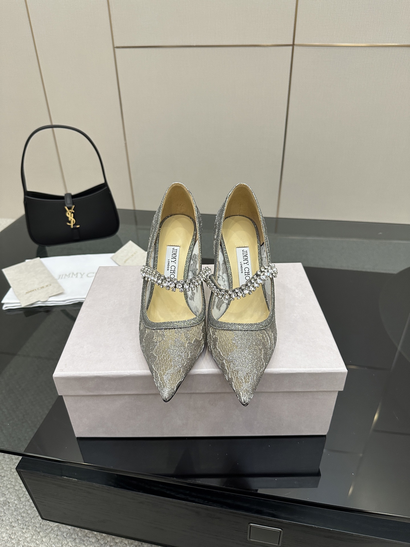 NO:420078,Jimmy Choo｜Jimmy Zhou’s classic spring and summer hot lace rhinestone chain high heels - a super fairy style!  It's so beautiful that it's breathtaking!  Lace gives people a mysterious feeling, hazy and unsightly. Whether it is a clothes or a skirt, it is worn on a woman. The little sexy is faintly visible, very dreamy and romantic, playful and cute, full of temperament, and yet fashionable and modern, revealing a hint of elegant charm!  The rhinestones outline the charming curve on the insteps of the feet, which is simply beautiful. It surrounds the fairy spirit with 360 degrees, gorgeous and not exaggerated!  !  JC's shoes satisfy all girls' fantasies about high heels. They have both a girlish feel and can also wear them to look like goddesses!  Go material The upper is made of original custom lace, inner foot pad, pearlescent sheepskin original Italian leather outsole Heel height 6.5cm/8.5cm Size 35-39 (34/40/41 Custom made without return or exchange), high heels, jimmy choo, jimmy choo, high heels, skirts, sheepskin, Leather soles19860909Jimmy Choo｜吉米周经典春夏爆款蕾丝 水钻链条高跟鞋 -超级仙的一款啊！美得让人窒息！ 蕾丝给人以一种很神秘的感觉 朦胧看不清 不管是衣服还是裙子 穿在女人身上 若隐若现的小性感 很梦幻很浪漫 俏皮可爱,气质十足 又不失时尚现代感 透出丝丝优雅魅力！ 水钻在脚背勾勒迷人的弧度 简直美爆了 360度环绕仙气感 华丽又不浮夸！！ JC的这款鞋满足了女生对高跟鞋的所有幻想 既有少女感 也可以穿出女神范！ Go 材质 鞋面采用原版定制蕾丝 内里垫脚粒面珠光羊皮里 原版意大利真皮大底 跟高 6.5cm/8.5cm 码数 35-39（ 34/40/41 定做不退换）,高跟鞋单鞋,jimmy choo,jimmy choo,high heels,skirts,sheepskin,Leather soles,Women's Shoes