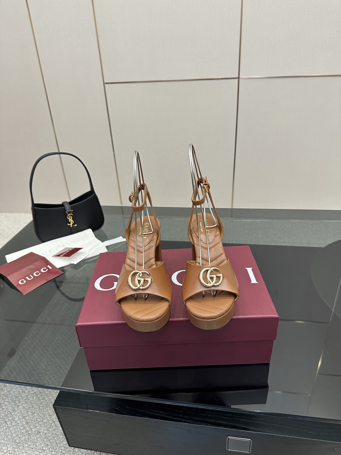 NO:420068,GUCCI2025 Summer Latest Water Table Sandals This women's leak-toed sandals show the brand heritage and show their unique charm. It is made of exquisite sheepskin, with elegant design without losing its casualness, and is a refreshing and ideal item for warm season style. Top version, welcome to compare. Original version 1:1 replica. Please be sure to ensure that our authentic products are guaranteed. Imported upper high-end cowhide inner/foot pad full grain pattern high-end lambskin sole original rubber sole 8cm heel height 3cm water table 35-42 (customized for 41/40/42, no return or exchange), high heels sandals, gucci, sandals, high heels, cowhide, sheepskin19860909GUCCI2025夏季最新水台凉鞋 这款女士漏趾凉鞋彰显品牌传承,尽显别样魅力.采用精致羊皮打造,设计优雅而不失随性,是暖季造型的清爽理想单品 顶级版本、欢迎比对. 原版1:1复刻 注意请认准咱家正品保证 鞋面进口高档牛皮 内里/垫脚全粒纹高档小羊皮 鞋底原版橡胶底 跟高8cm 水台3cm 配码35-42（41/40/42定做不退换）,高跟鞋凉鞋,gucci,sandals,high heels,cowhide,sheepskin,Women's Shoes