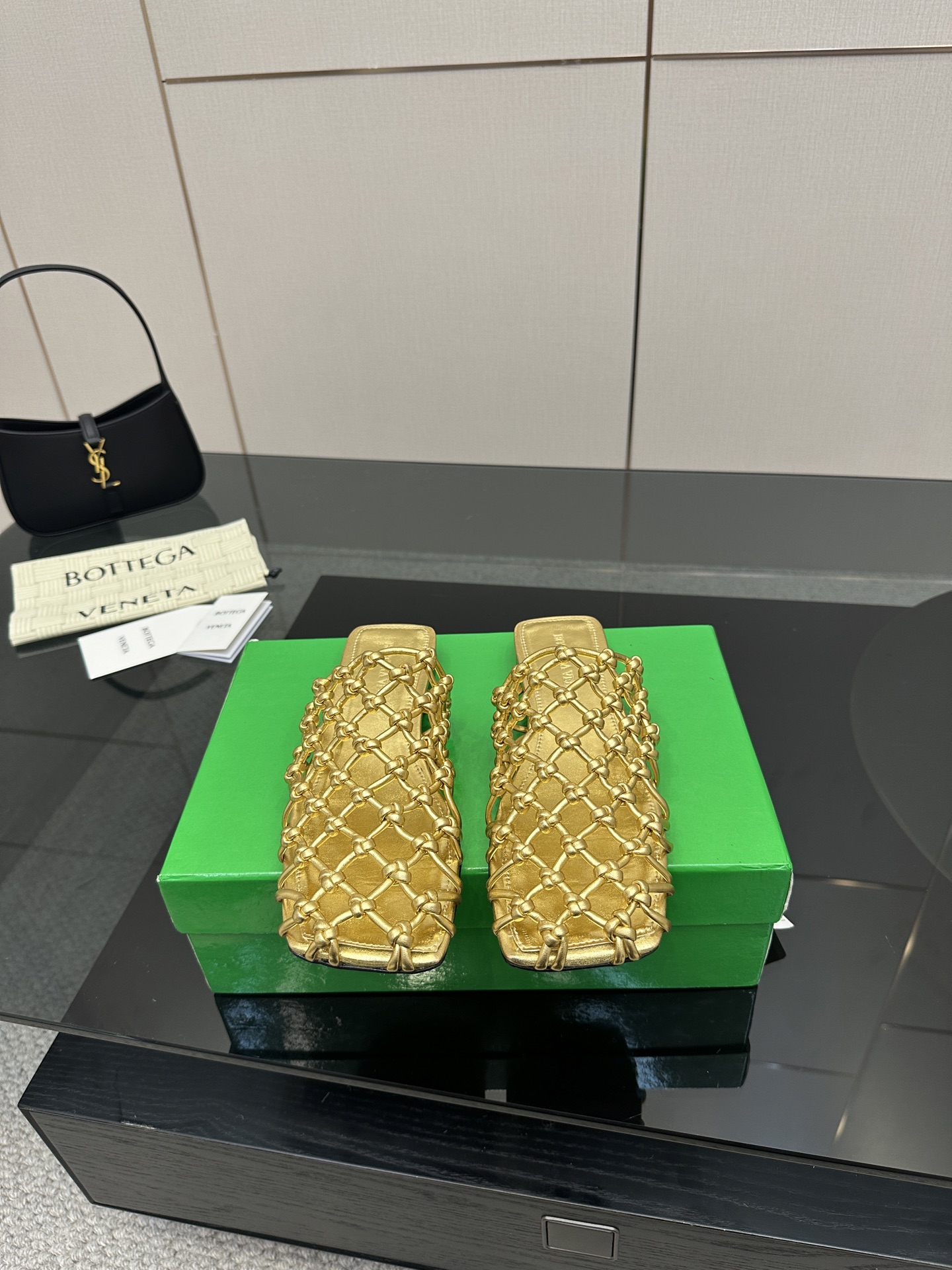 NO:421020,BV Riva Mule Women's Flat Sole Hand-woven Muller Slippers Series Pure Hand-woven It took 60 days to develop This classic model is simply the latest BV ceiling. Colorful and versatile. Hand-made. High-end comfort. Fabrics are made of high-quality lambskin. Hand-made. Fitted sheepskin. Comfortable. High-end. Outsoles are made of Italian leather outsoles & injection rubber. Light dyeing. Benchmarked. Use original packaging. Shoe bags are made of glue-printing logo technology. The highest end of the market. Use hot melt glue toe. Heel is easy to rebound and does not deform. The upper line is made of Italian computer needle truck. Fine workmanship. Use original packaging. Treat customers sincerely. 35 36 37 38 39 40 41 42 (40 41 42 Customized), semi-torque, bottega  veneta, slippers, sheepskin, Leather soles19860909BV Riva Mule 女士平底 手工编织 穆勒拖鞋 系列 纯手工编织 耗时60天开发 这款经典款 简直bv最新天花板啦 彩色百搭 手工而成 高档舒适 面料选用优质小羊皮 手工而成  垫脚羊皮内里舒适高端 大底选用意大利真皮大底&注塑橡胶工艺 运用轻染工艺 对标对版 选用原版包装 鞋子布袋采用印胶logo工艺 市场最高端 采用热熔胶定型鞋头 后跟 易回弹不变形  鞋面车线选用意大利电脑针车 做工精细 选用原版包装 真心对待客人 35 36 37 38 39 40 41 42 （40 41 42 定制）,半拖,bottega veneta,slippers,sheepskin,Leather soles,Women's Shoes