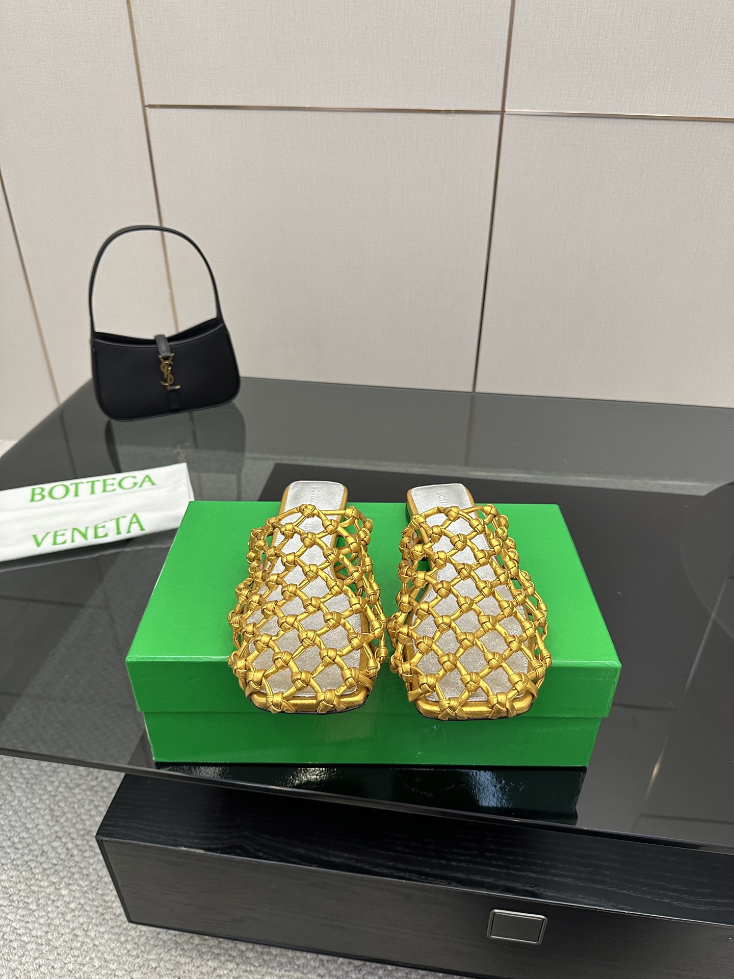 NO:545236,Top high-end version, purchasing quality, original development, Bottega Veneta2025ss new hot product, summer square-toe Riva Mule flat mule sandals, small woven sandals. BV new full leather knot woven decoration, popular flat-sole big hit, ins & Xiaohongshu, many internet celebrities!  Super sexy on your feet!  It's really beautiful!  There is reason to bring a fashionable and strong wind, making people feel comfortable. Heavy but not tired. Original custom fabric. Compared with the highest version of the market. This square toe upper has a super high-end feel!  High-end wear is fairy, simple, fashionable and design-like, and they are all very easy to wear, especially the sole of the forefoot injection molded raw rubber shoe with anti-slip pads and will not be tired for a day, it is practical and textured, especially suitable for office workers (the original custom-made shoe soles are the same as the original mold-opening and customized shoe soles). It is worth mentioning that the silk film soles that have been tested repeatedly for one month are almost perfect, and most of the market are sprayed. Square toe flat-sole small weaving design elements can be called the BV family design gene. The upper is imported original brocade sheepskin. It is comfortable to design with inner sheepskin. It is a full sense of design. A trendy and god-level item. All developments. According to the requirements of the original version, deep disassembly and restored. Leather weaving kink technology. Pure handmade. It is expensive. It uses Italian leather injection molding. Raw glue injection molding technology. Anti-slip comfort. Your thoughts are finally here.  It is versatile and suitable for any occasion and is a must-have pair for everyone!  Fabric imported from Italy original brocade sheepskin, inner lining imported from Italy original sheepskin, footbed imported from Italy original original leather injection molded sole, heel 1.5CM (heel height is the same as the original version) Size 35-39 (40.41.42.43 customized, no return and exchange) Customized without standard and customer logo, no return or exchange. Packaging top-level high-end full set of original consistent authentic packaging, high heels, slippers, bottega veneta, bottega veneta, sandals, high heels, slippers, sheepskin19860909顶级高端版本 代购品质 原版开发 Bottega Veneta2025ss新品爆款夏季方头Riva Mule平底穆勒凉鞋小编织凉拖鞋.BV新款全真皮小结编织装饰抢手平底大爆款,ins&小红书巨多网红明星上身！上脚超性感！真的太美了！有理由刮起时尚大风,让人沦陷的舒适感 厚重而不累脚,原版定制面料 对比市场最高版本.这款方头鞋面超有高级感！高级穿着又仙女 简约时髦又有设计感 而且都非常非常好穿,特别是前掌注塑生胶鞋底部有防滑胶垫走一天也不会累,实用又有质感,特别适合上班一族（原版开模定制颜色鞋型鞋底一摸一样）值得一提的是鞋底花费一个月开模反复测试过的丝膜大底做到几乎完美,市场上大部份是喷涂.方头平底小编织设计元素 堪称BV家族设计基因 鞋面采用进口原版锦羊皮 搭配内胆羊皮舒适设计 设计感十足 一款彰显个性 潮流神级单品 所有开发 按原版要求 深度拆解还原 真皮编织扭结工艺 纯手工制作 成本不菲 采用意大利真皮注塑大底 生胶注塑工艺 防滑舒适 你们的心心念念终于来了 百搭适用任何场合、人手必备一双！ 面料意大利进口原版锦羊皮 内里意大利进口原版羊皮 垫脚意大利进口原版羊皮 大底意大利进口原版真皮注塑底 鞋跟1.5CM（跟高和原版一致） 码数35-39（40.41.42.43定做,不退换） 可定做无标和客人logo定制,不退不换 包装顶级高端全套原版一致正品包装,高跟鞋拖鞋,bottega veneta,bottega veneta,sandals,high heels,slippers,sheepskin,Women's Shoes