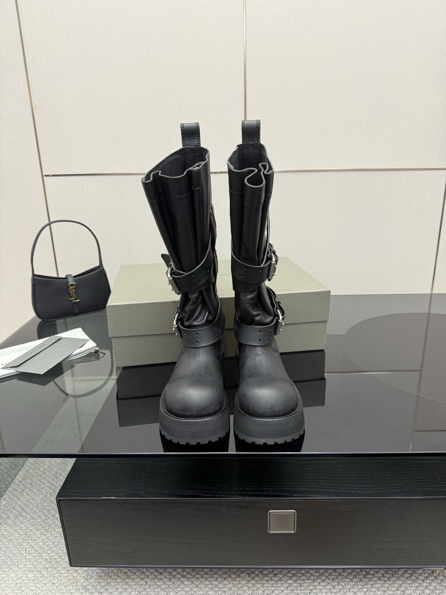 NO:459238,12-inch 15-inch BALENCIAG*Balenciaga 25/Autumn and Winter Old leather thick-soled short boots 25 people are not too much to use for a pair of 25 people · Heavy industry · Speaking of the real thing (ZP custom made for the whole body) Custom imported cowhide upper custom imported calf inner lining ZP custom sole (5cm) Boot height: 12-inch, 15-inch Size 35-39, boots, balenciaga, balenciaga, boots, cowhide1986090912寸 15寸 BALENCIAG*巴黎世家25/秋冬 做旧真皮厚底短靴25人手一对也不为过·重工之做·看实物说话（全身ZP订做） 鞋面定制进口牛皮 内里定制进口小牛内里 鞋底ZP定制大底（5cm） 靴筒高:12寸,15寸 码数35-39,靴子,balenciaga,balenciaga,boots,cowhide,Women's Shoes