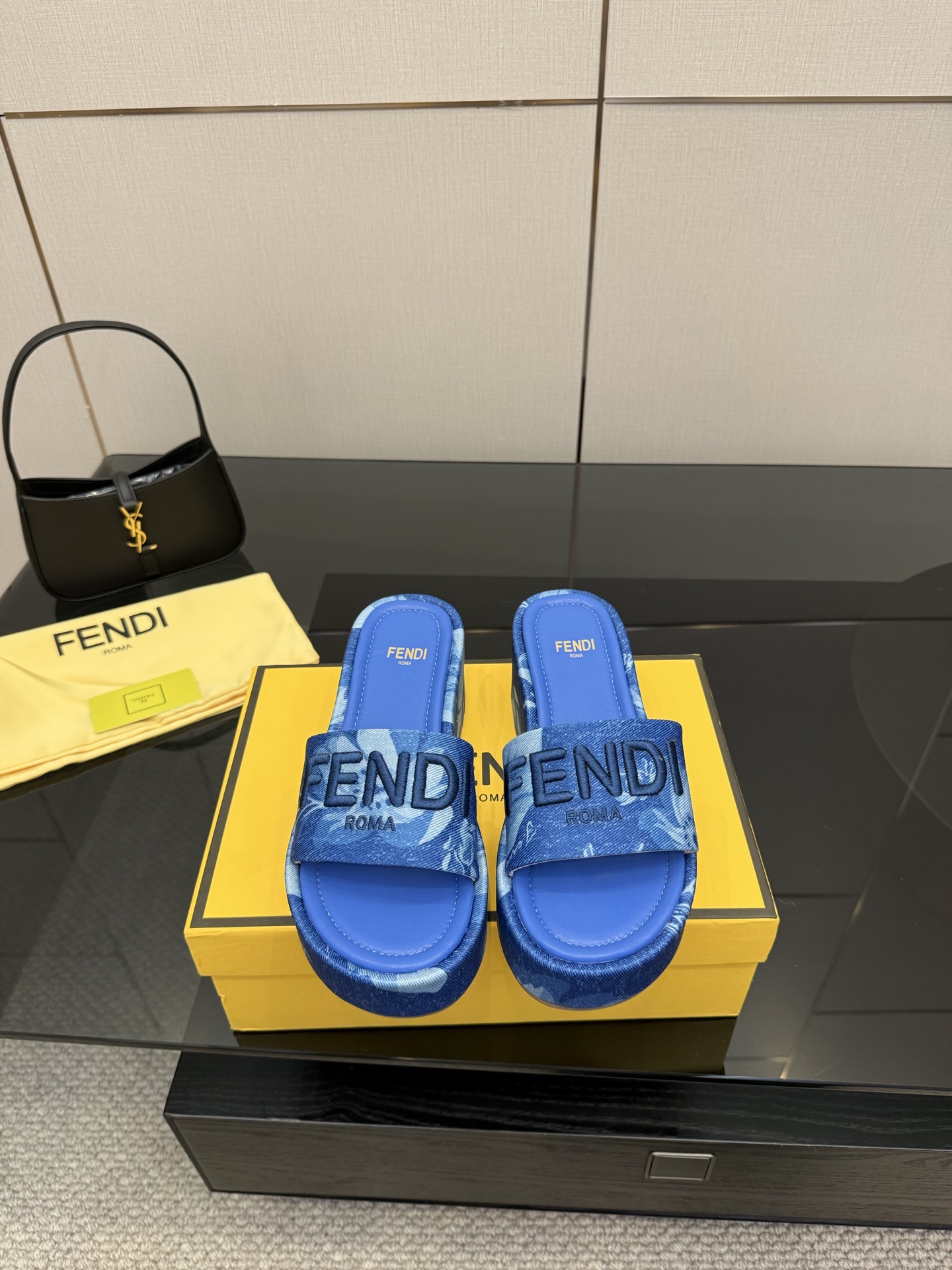 NO:443222,FENDI's latest popular broadband thick-soled slippers, striped canvas material + FF jacquard canvas sole, upper jacquard fabric, footbed inner sheepskin size 35~42 (40.41.42 custom made without return or replacement), slippers, fendi, slippers, sheepskin19860909FENDI最新爆款宽带厚底拖鞋,条纹帆布材料+FF提花帆布鞋底 鞋面提花布料 垫脚内里羊皮 码数35~42（40.41.42定做不退不换）,拖鞋,fendi,slippers,sheepskin,Women's Shoes