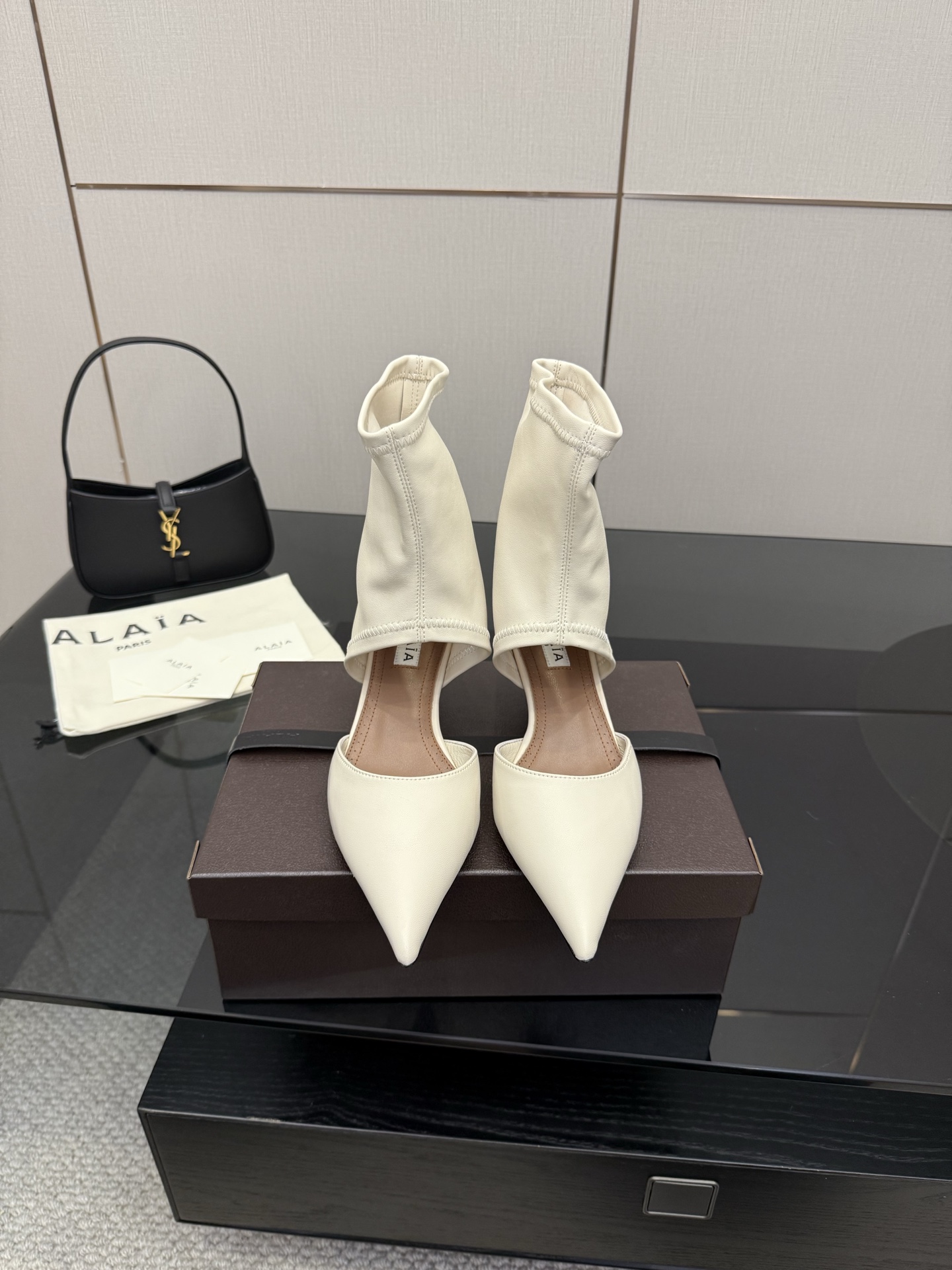 NO:443178,ALAIA｜French high-end first-tier high-end brand AzzedineAlaia: The last craftsman in the fashion industry, the king of cutting only loyal to the female body curve. Alaia, founded in 1979, has always been selling fashionable women's shoes. Paris fashion industry and the whole world are well-known Victoria Beckham, Michelle Obama, Ladygaga, Madonna, are all admirers and top fans of ALAA. Manual hand-drilled, dazzling. Original custom upper Yangjing, horse hair, inner sheepskin, heel 4.5cm sole genuine leather sole Size 35-39 (40.41.42.43 customization), high heels, sandals, alaia, sandals, high heels, sheepskin, sheep19860909ALAIA｜法国高端一线高定品牌 AzzedineAlaia:时尚界最后的手艺人 只忠于展现女性身体曲线的裁剪之王 始创于1979年的品牌Alaia 一直主售时装感十足的型格女鞋 巴黎时装界以及全世界都享有盛誉 维多利亚贝克汉姆,米歇尔奥巴马,Ladygaga ,麦当娜, 都是ALAA的崇拜者和头号粉丝 人工手工上钻,亮眼十足 鞋面原版定制羊京,马毛 内里羊皮 鞋跟4.5cm 鞋底真皮底 码数35-39（40.41.42.43定制）,高跟鞋凉鞋,alaia,sandals,high heels,sheepskin,sheep,Women's Shoes