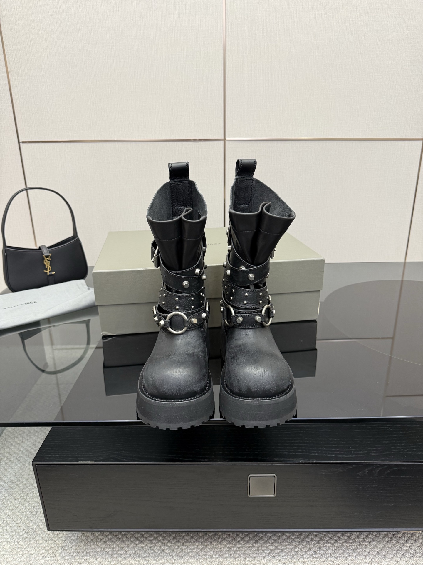 NO:446405,BALENCIAG*Balenciaga 25/Autumn and Winter, old leather thick-soled short boots 25 people are not too much to use. Heavy industry, speak to the real thing (full body ZP custom made) Custom imported cowhide, inner lid, imported calf inner lid, sole ZP custom sole (5cm) Boot height: 12 inches, size 35-39 (40 custom made), boots, balenciaga, balenciaga, boots, cowhide19860909BALENCIAG*巴黎世家25/秋冬 做旧真皮厚底短靴25人手一对也不为过·重工之做·看实物说话（全身ZP订做） 鞋面定制进口牛皮 内里定制进口小牛内里 鞋底ZP定制大底（5cm） 靴筒高:12寸 码数35-39（40定制）,靴子,balenciaga,balenciaga,boots,cowhide,Women's Shoes