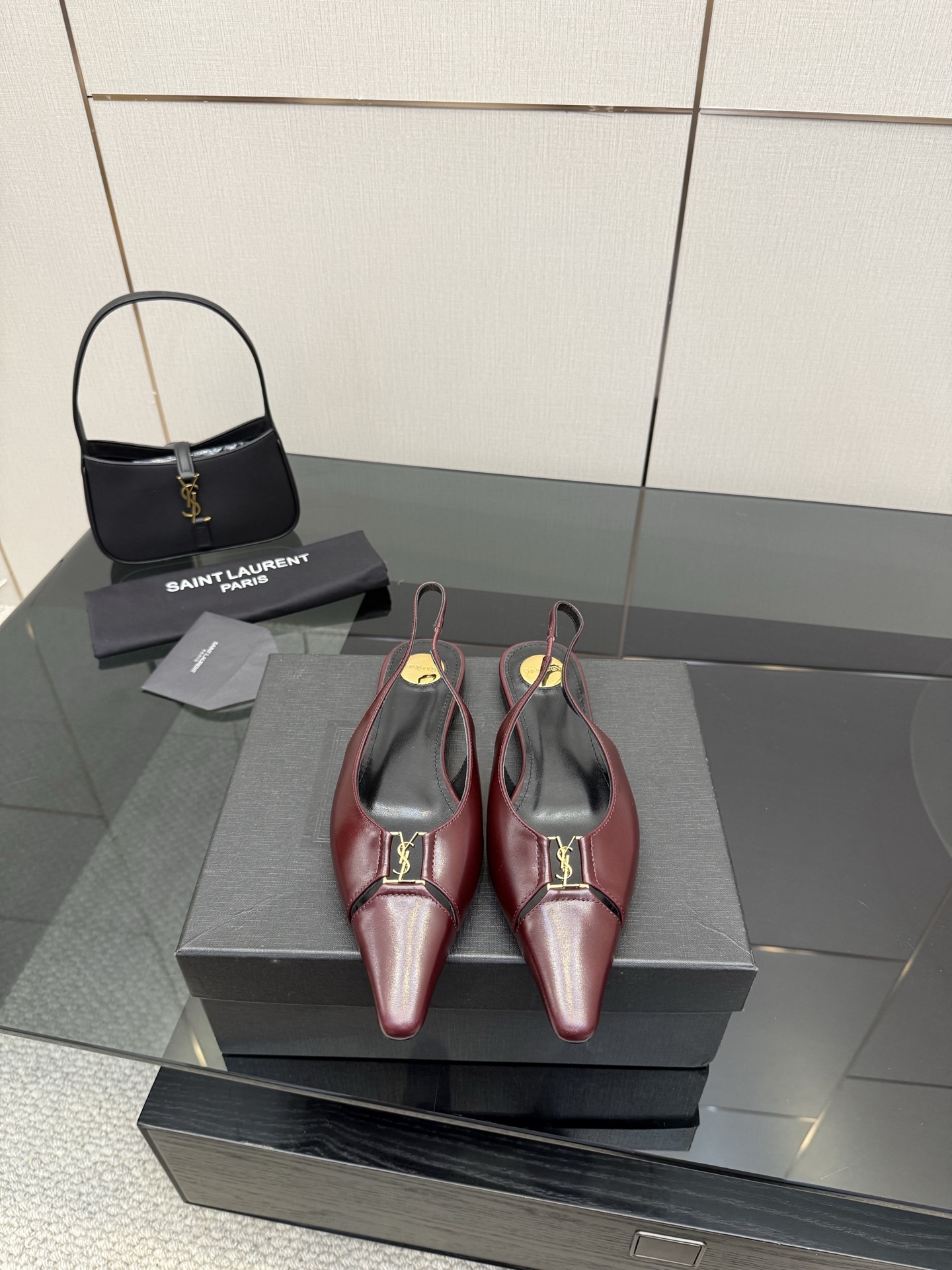 NO:446398,Top version Saint Laurent / Saint Laurent Lee metal buckle single shoes YSL sister's beautiful beauty high heels again Saint Laurent Rose's same small square toe. The high heels are very good at modifying the foot shape, luxurious metal chains in recent years SLP has become more and more familiar with women in high heels. She has turned to the embarrassing design impression of the waterproof platform style ysl beautiful high heels imported upper silk, cowhide, sole leather outsole Size 35-39 (40, 41 customization, no return or replacement), sandals, loro piano, saint laurent, saint laurent, saint laurent, saint laurent, saint laurent, sandals, high heels, cowhide, real silk, Leather soles19860909顶级版本 Saint Laurent / 圣罗兰Lee金属扣单鞋 YSL姐姐的美丽尤物高跟鞋 又是人间圣罗兰 Rose同款的小方头 高跟鞋化很好修饰脚型,奢华金属链 这几年SLP是在高跟鞋越来越懂女人了 朝摒奔了防水台款的尴尬设计印象ysl绝美高跟鞋 鞋面进口真丝,牛皮 鞋底真皮大底 尺码35-39（40,41定制不退不换）,凉鞋,loro piana,saint laurent,saint laurent,saint laurent,sandals,high heels,cowhide,real silk,Leather soles,Women's Shoes