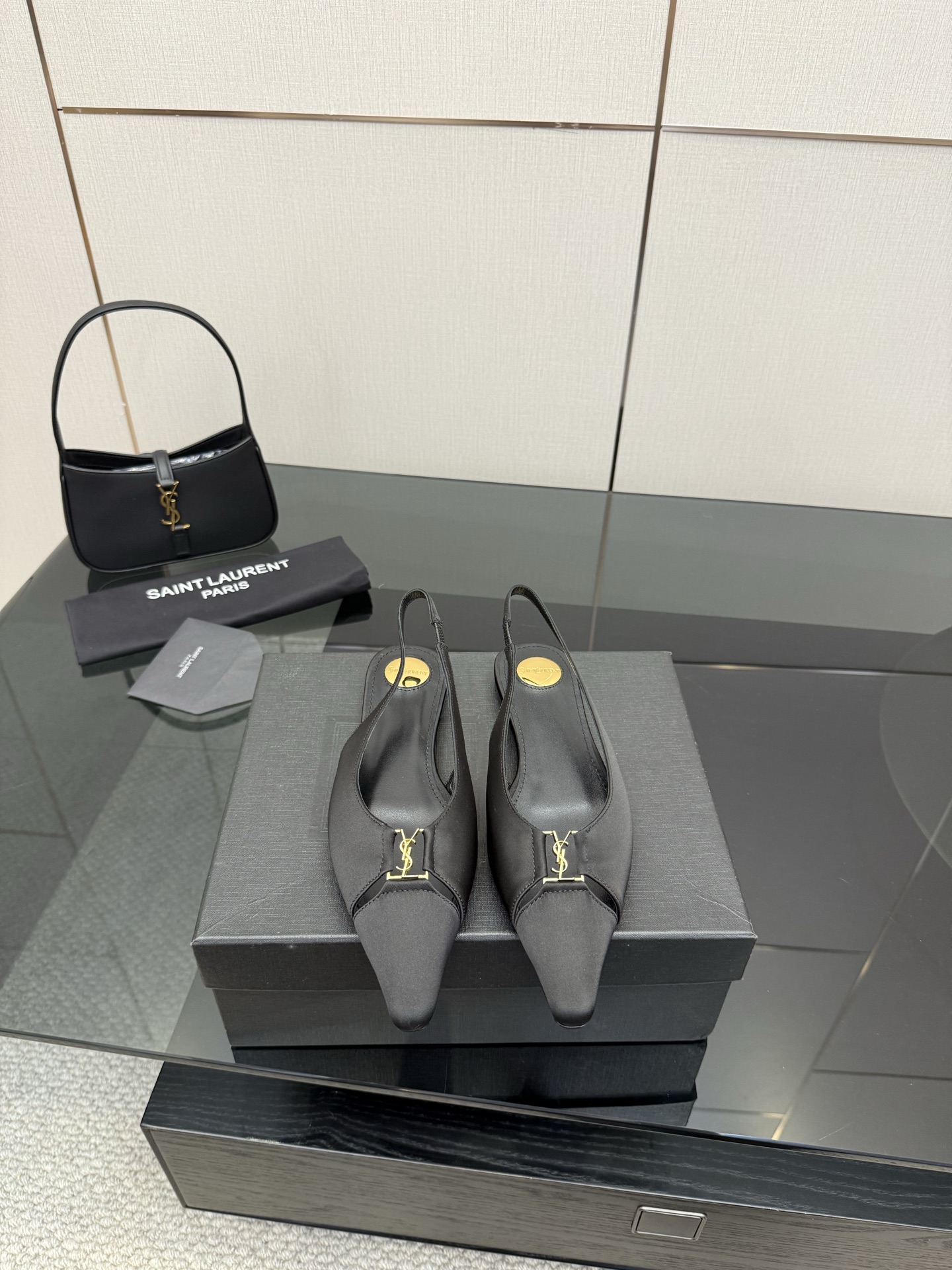 NO:446390,Top version Saint Laurent / Saint Laurent Lee metal buckle single shoes YSL sister's beautiful beauty high heels again Saint Laurent Rose's same small square toe. The high heels are very good at modifying the foot shape, luxurious metal chains in recent years SLP has become more and more familiar with women in high heels. She has turned to the embarrassing design impression of the waterproof platform style ysl beautiful high heels imported upper silk, patent leather, cowhide, sole genuine leather outsole Size 35-39 (40, 41 customization, no return or replacement), sandals, loro piano, saint laurent, saint laurent, saint laurent, saint laurent, saint laurent, sandals, high heels, cowhide, real silk, Leather soles19860909顶级版本 Saint Laurent / 圣罗兰Lee金属扣单鞋 YSL姐姐的美丽尤物高跟鞋 又是人间圣罗兰 Rose同款的小方头 高跟鞋化很好修饰脚型,奢华金属链 这几年SLP是在高跟鞋越来越懂女人了 朝摒奔了防水台款的尴尬设计印象ysl绝美高跟鞋 鞋面进口真丝,漆皮,牛皮 鞋底真皮大底 尺码35-39（40,41定制不退不换）,凉鞋,loro piana,saint laurent,saint laurent,saint laurent,sandals,high heels,cowhide,real silk,Leather soles,Women's Shoes