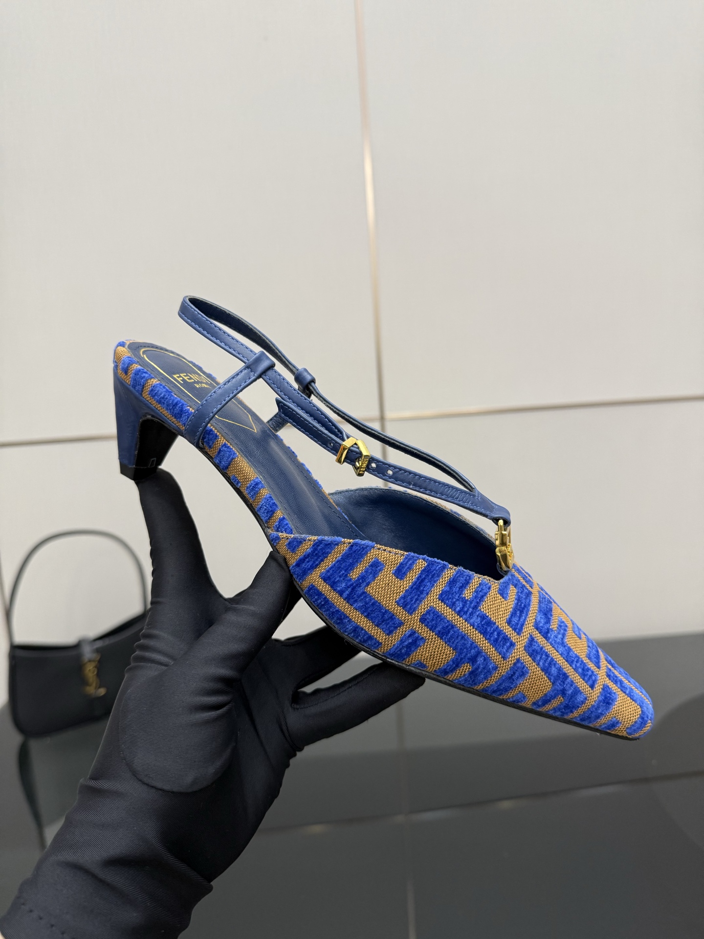 FENDI Freddy Fold Heel-Shoes: High-Quality Sydney Fabric & Metal FF Button Details - 图片 6