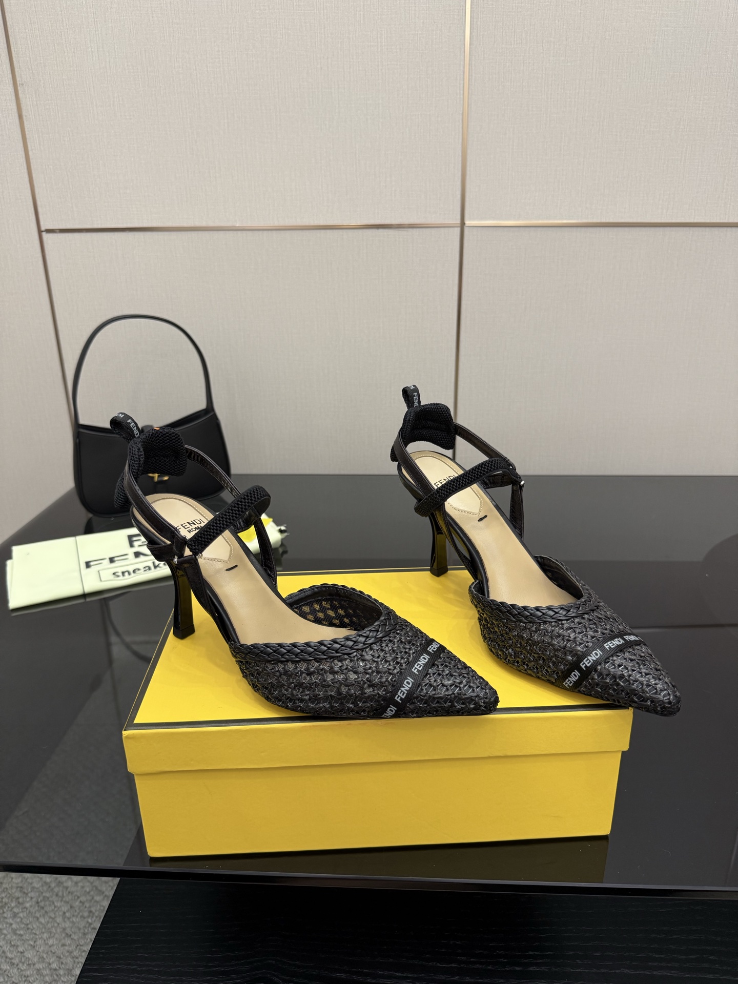 Fendi Colibrus Shoes: Italian Hummingbird-inspired Style in High-Tech Details - 图片 1
