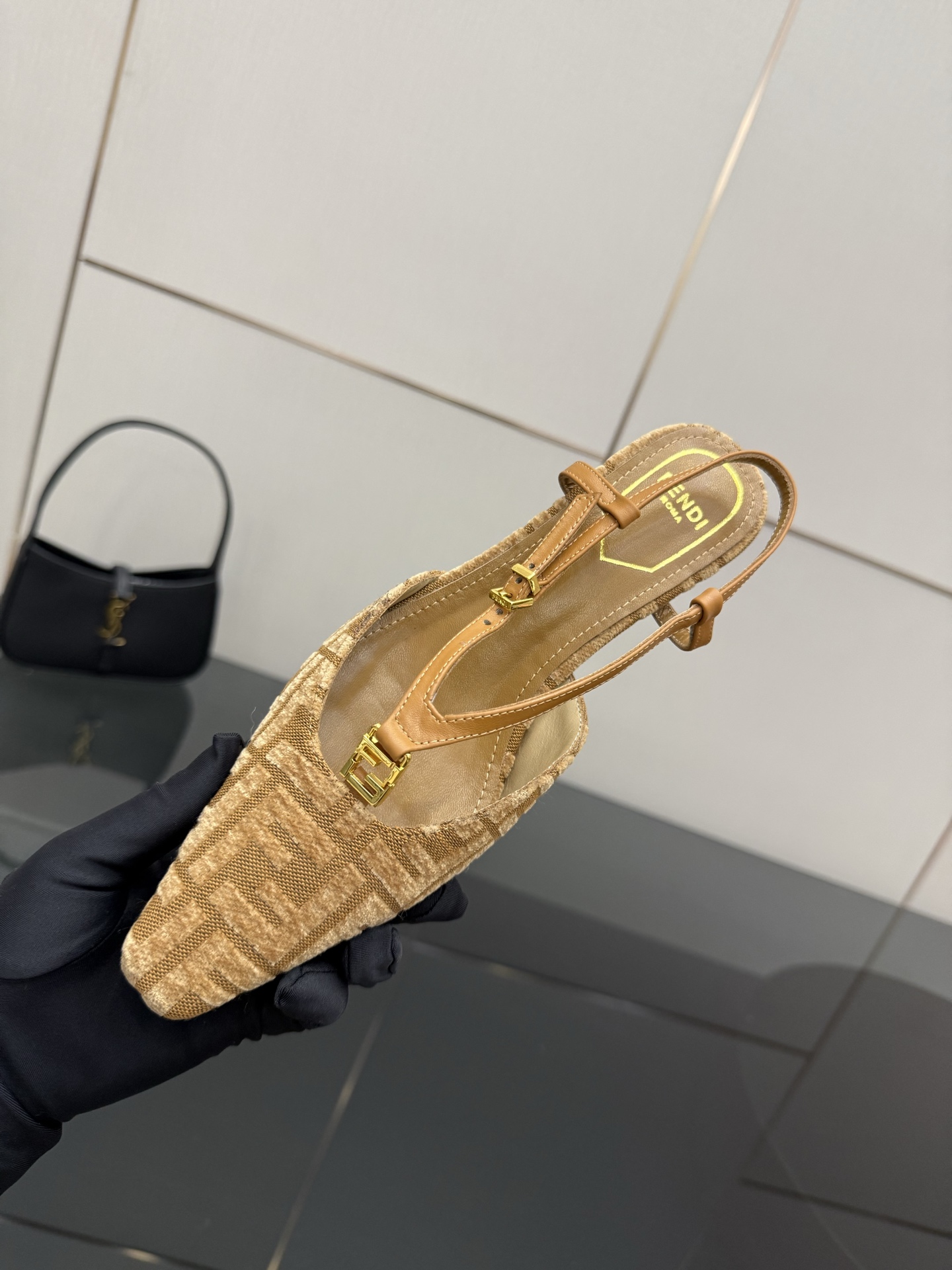 FENDI Heel-Shoes: Freddy Fold’s Side of Schinel with Unique Design - 图片 7