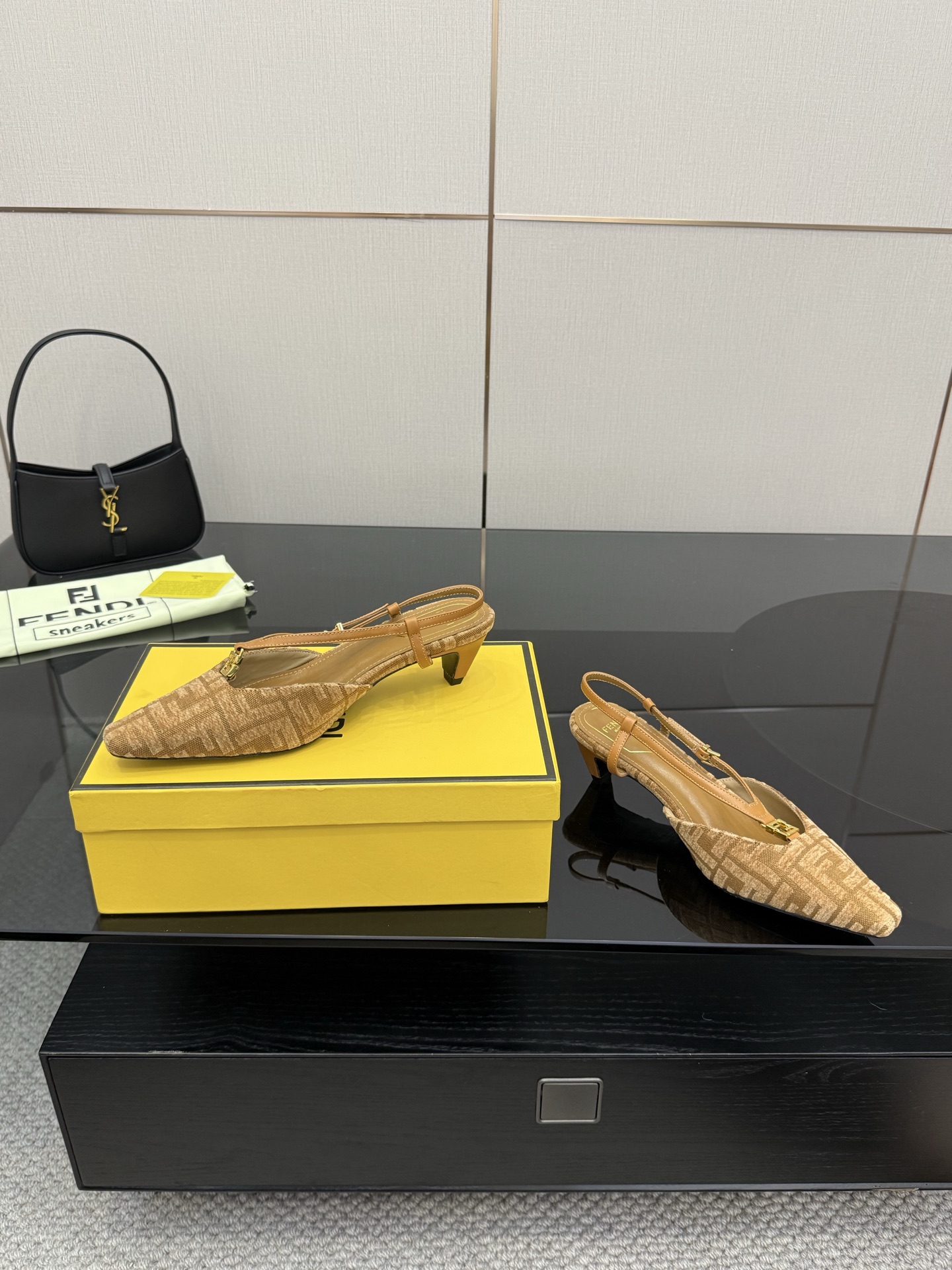 FENDI Heel-Shoes: Freddy Fold’s Side of Schinel with Unique Design - 图片 4