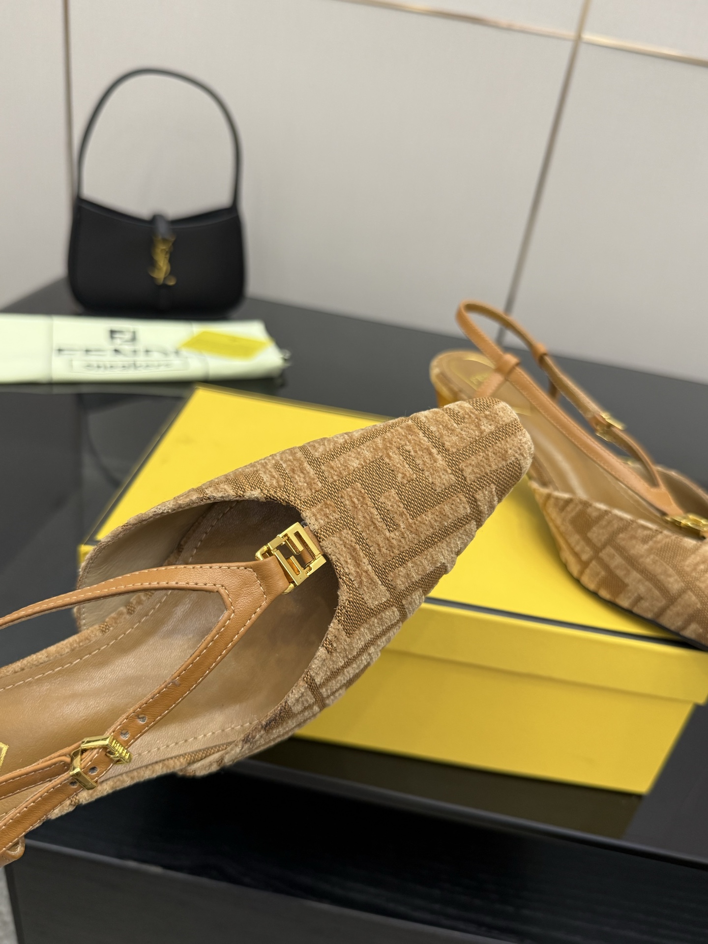 FENDI Heel-Shoes: Freddy Fold’s Side of Schinel with Unique Design - 图片 5