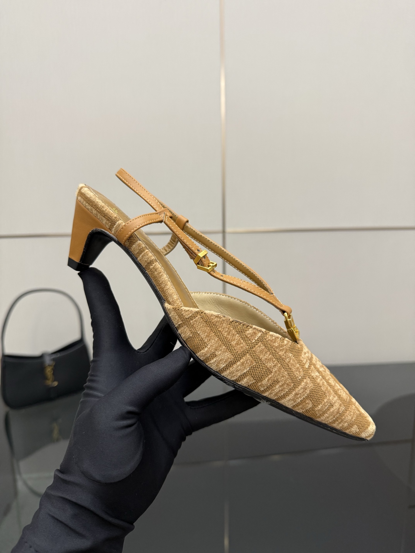 FENDI Heel-Shoes: Freddy Fold’s Side of Schinel with Unique Design - 图片 6
