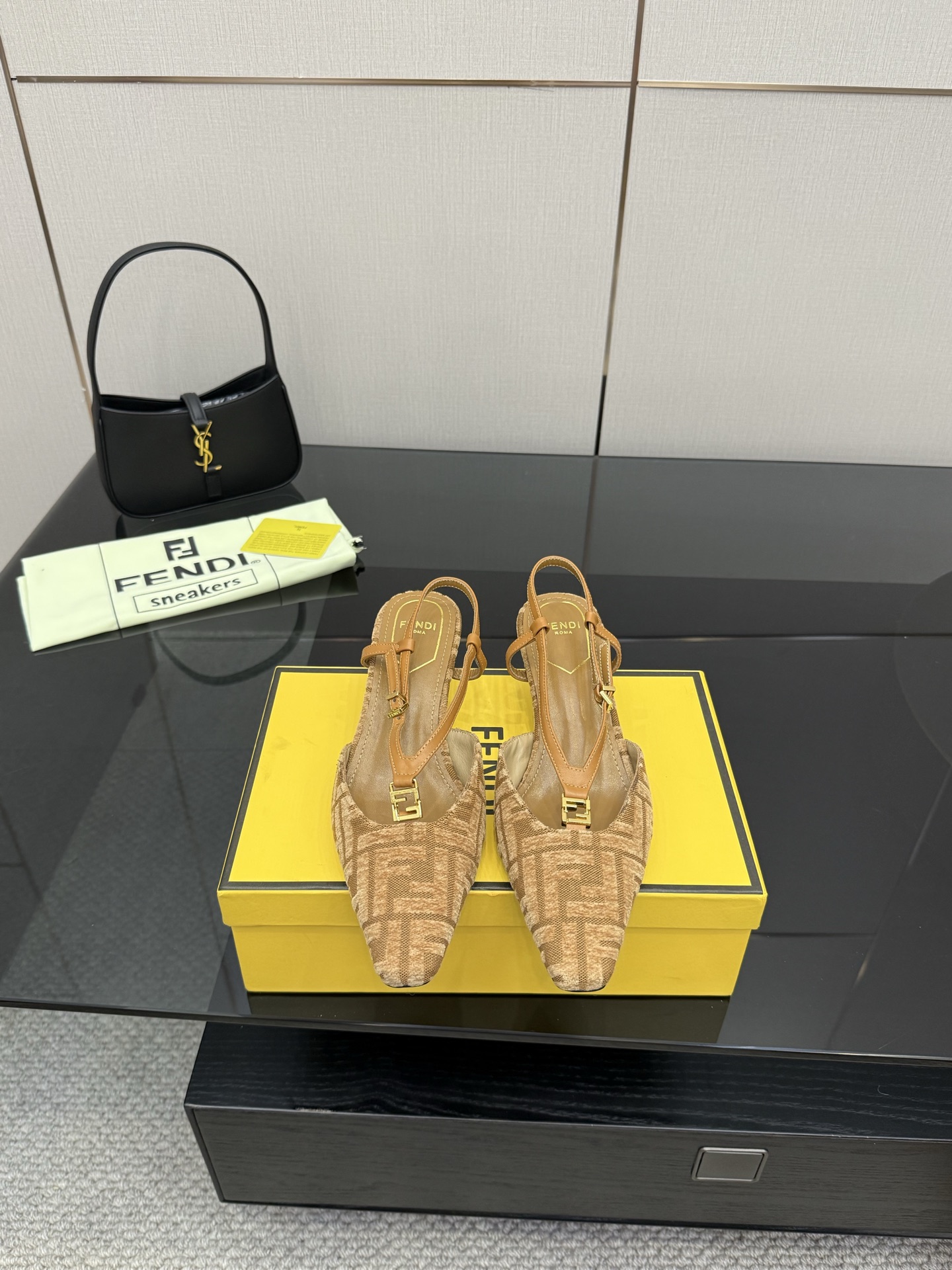 FENDI Heel-Shoes: Freddy Fold’s Side of Schinel with Unique Design - 图片 9