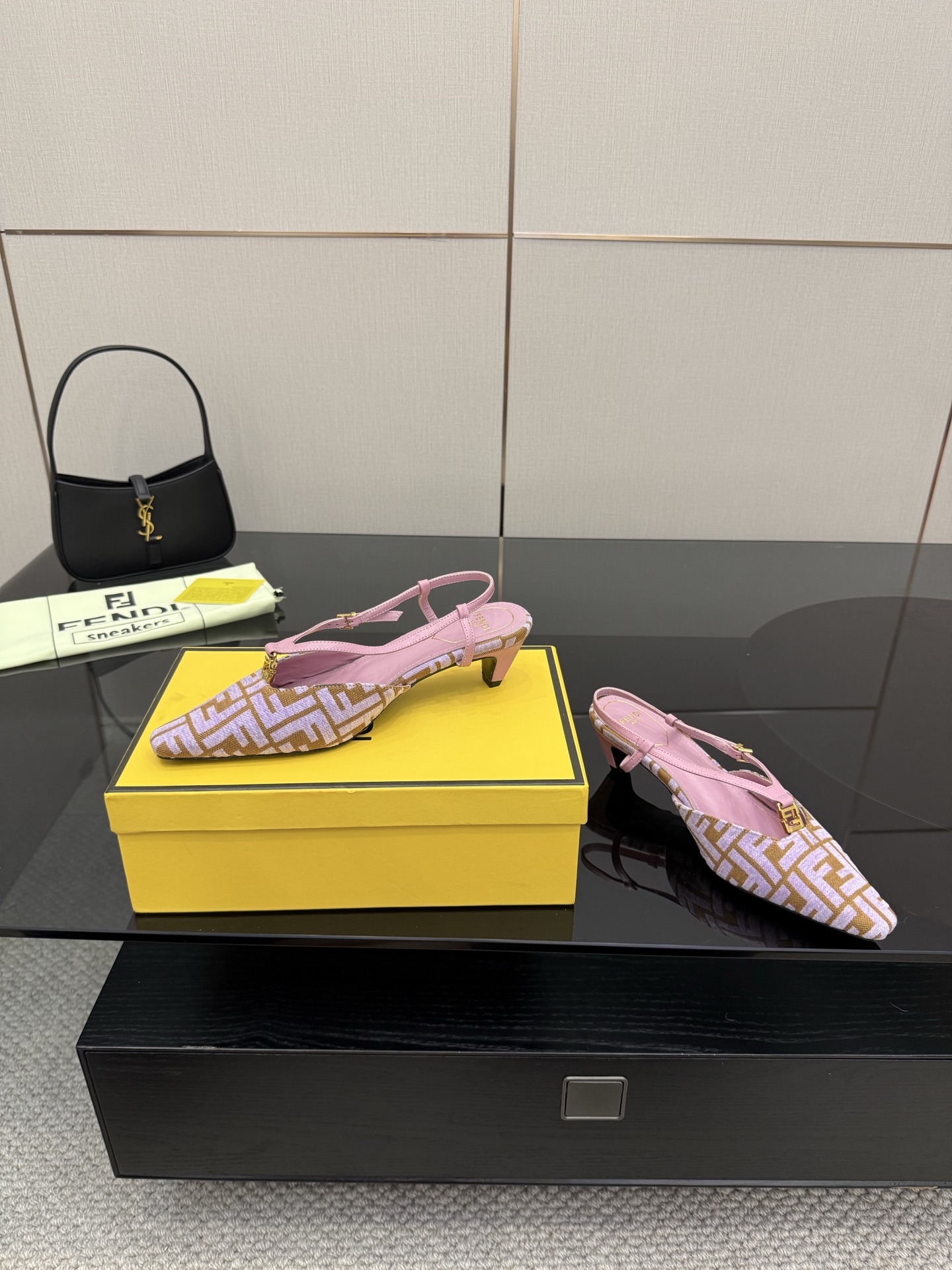 FENDI Heel-Shoes: High-Quality Sydney Fabric with Metal FF Button Details - 图片 4
