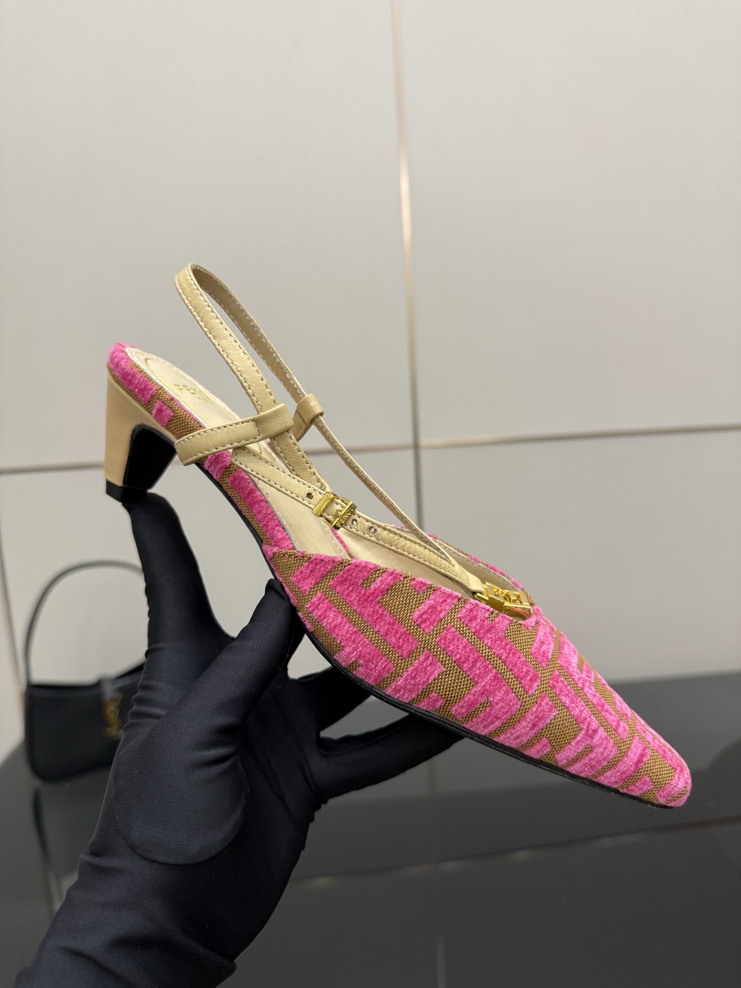 FENDI Freddy Fold Heel Shoes: High-Quality Imported Fabric with Metal FF Details. - 图片 6