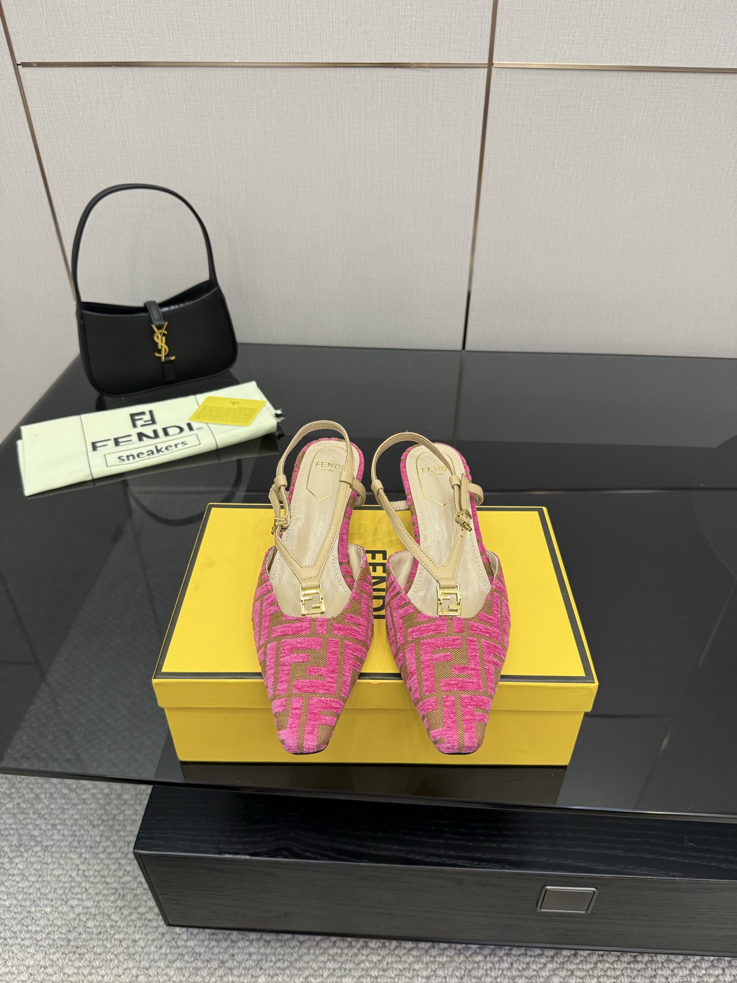 FENDI Freddy Fold Heel Shoes: High-Quality Imported Fabric with Metal FF Details. - 图片 9