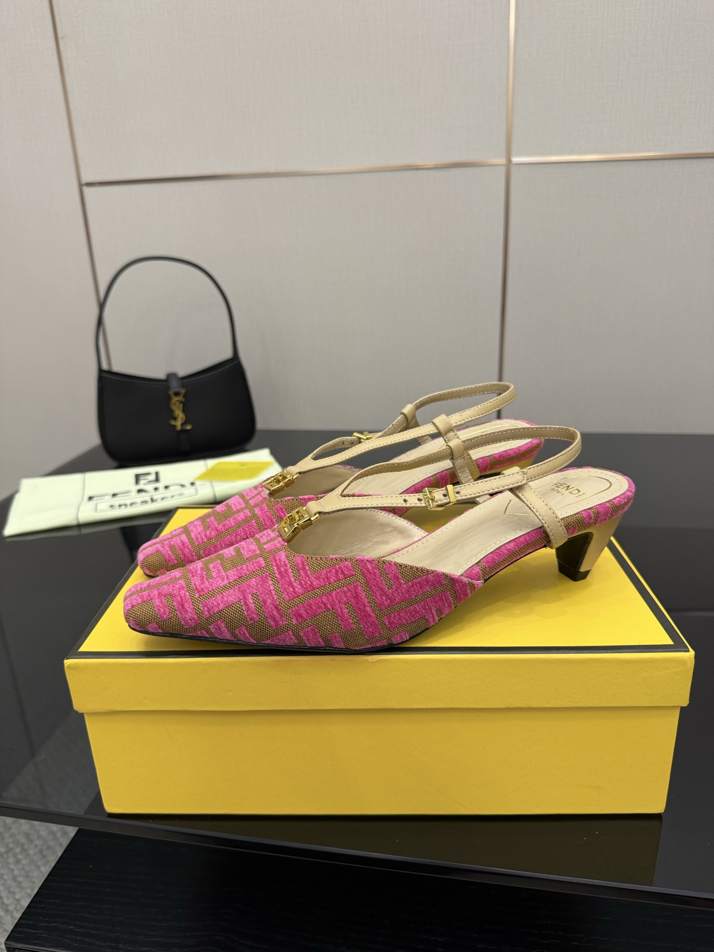 FENDI Freddy Fold Heel Shoes: High-Quality Imported Fabric with Metal FF Details. - 图片 4
