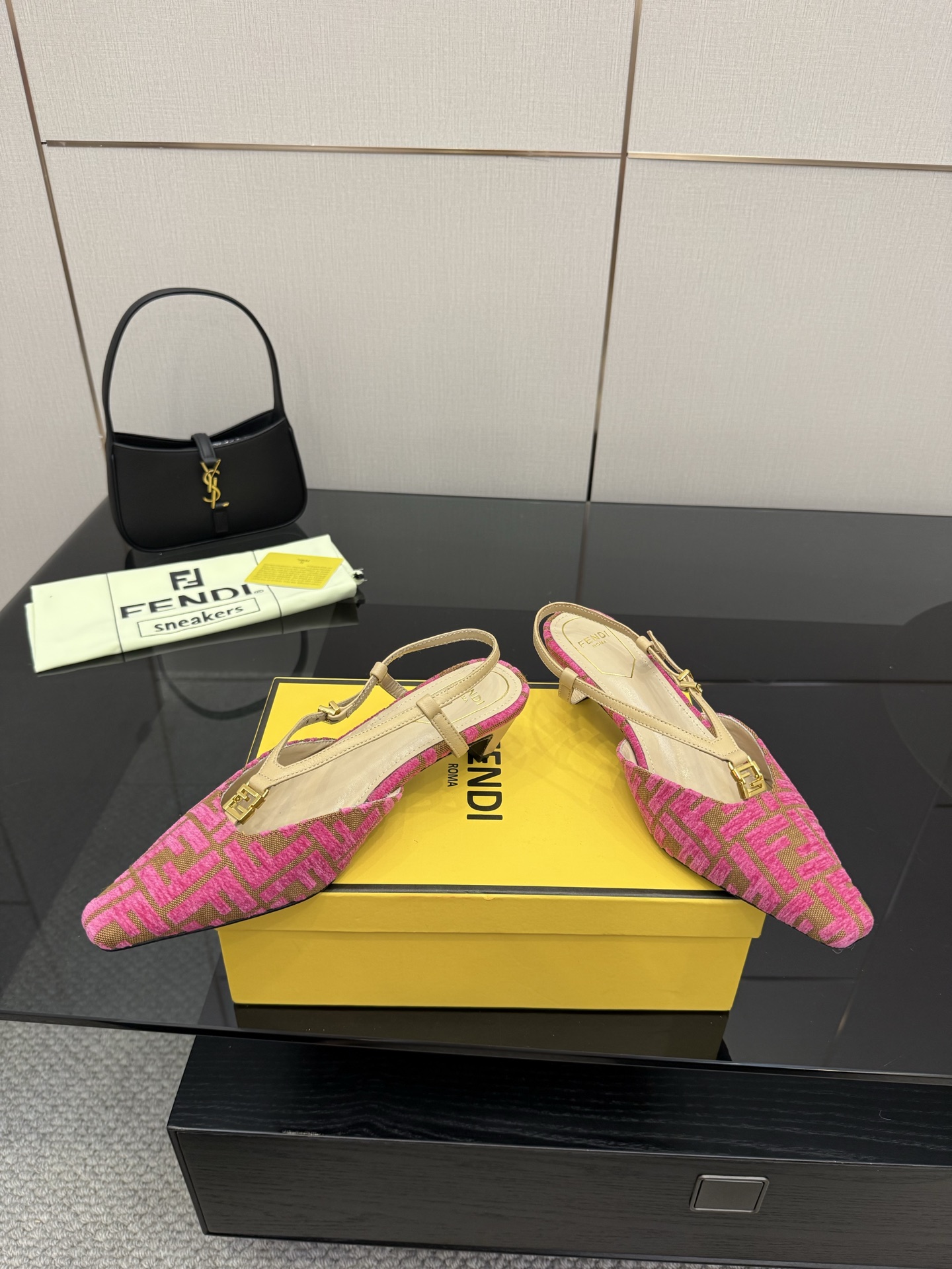 FENDI Freddy Fold Heel Shoes: High-Quality Imported Fabric with Metal FF Details. - 图片 2