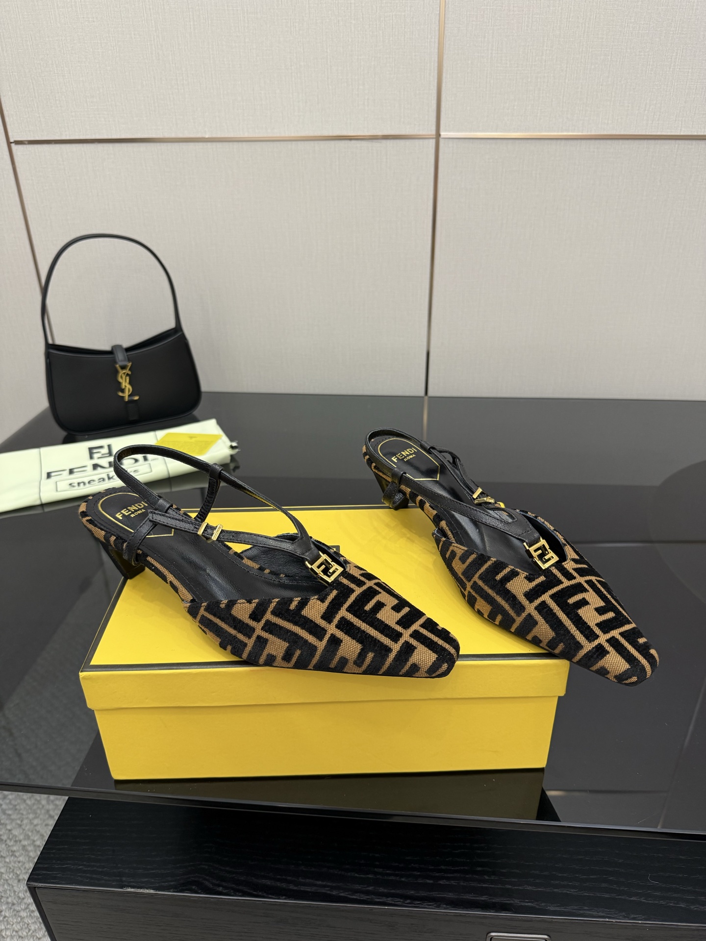 FENDI Heel-Shoes: High-Quality Sydney Fabric with Metal FF Button Details - 图片 1
