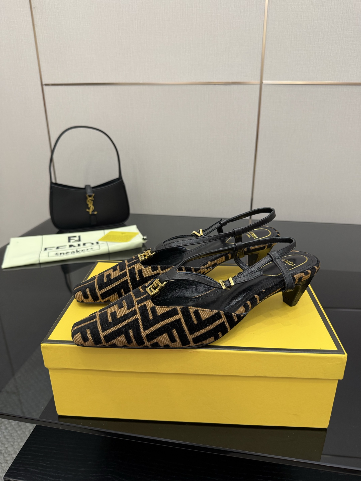 FENDI Heel-Shoes: High-Quality Sydney Fabric with Metal FF Button Details - 图片 3