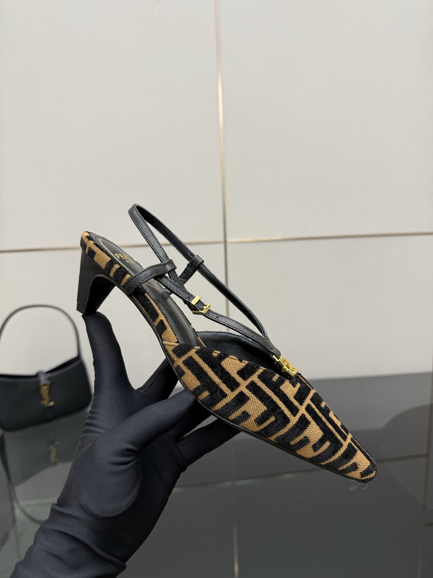 FENDI Heel-Shoes: High-Quality Sydney Fabric with Metal FF Button Details - 图片 6