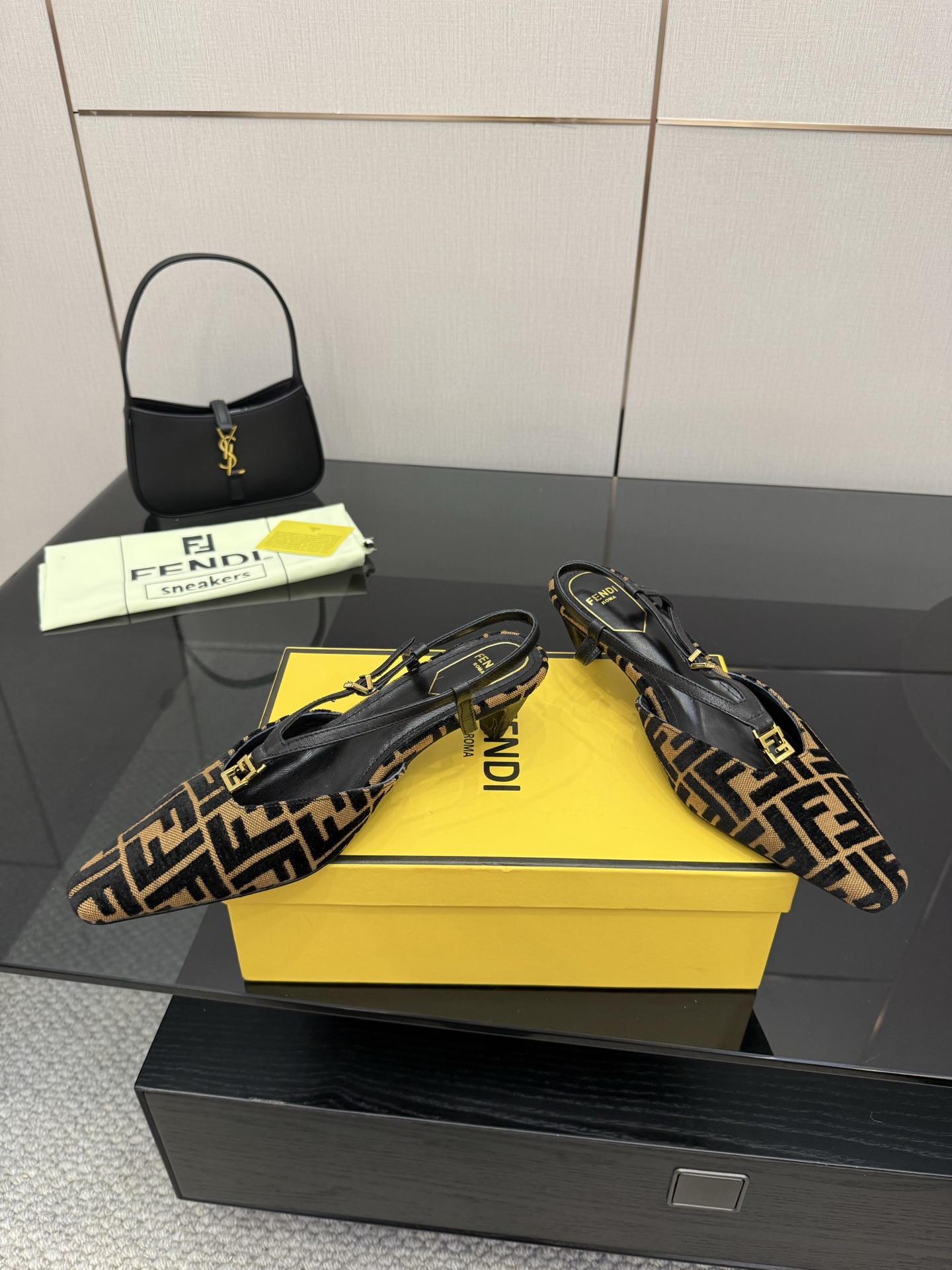 FENDI Heel-Shoes: High-Quality Sydney Fabric with Metal FF Button Details - 图片 2