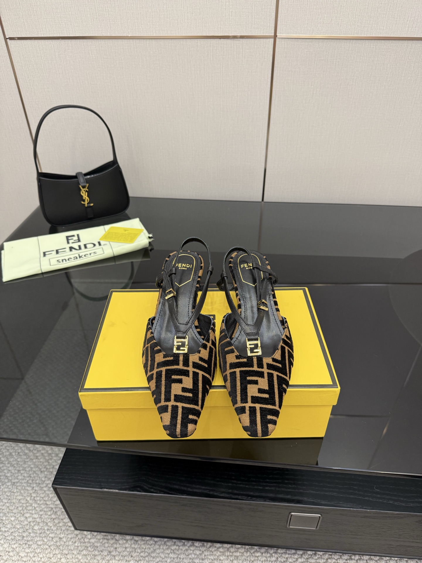 FENDI Heel-Shoes: High-Quality Sydney Fabric with Metal FF Button Details - 图片 9
