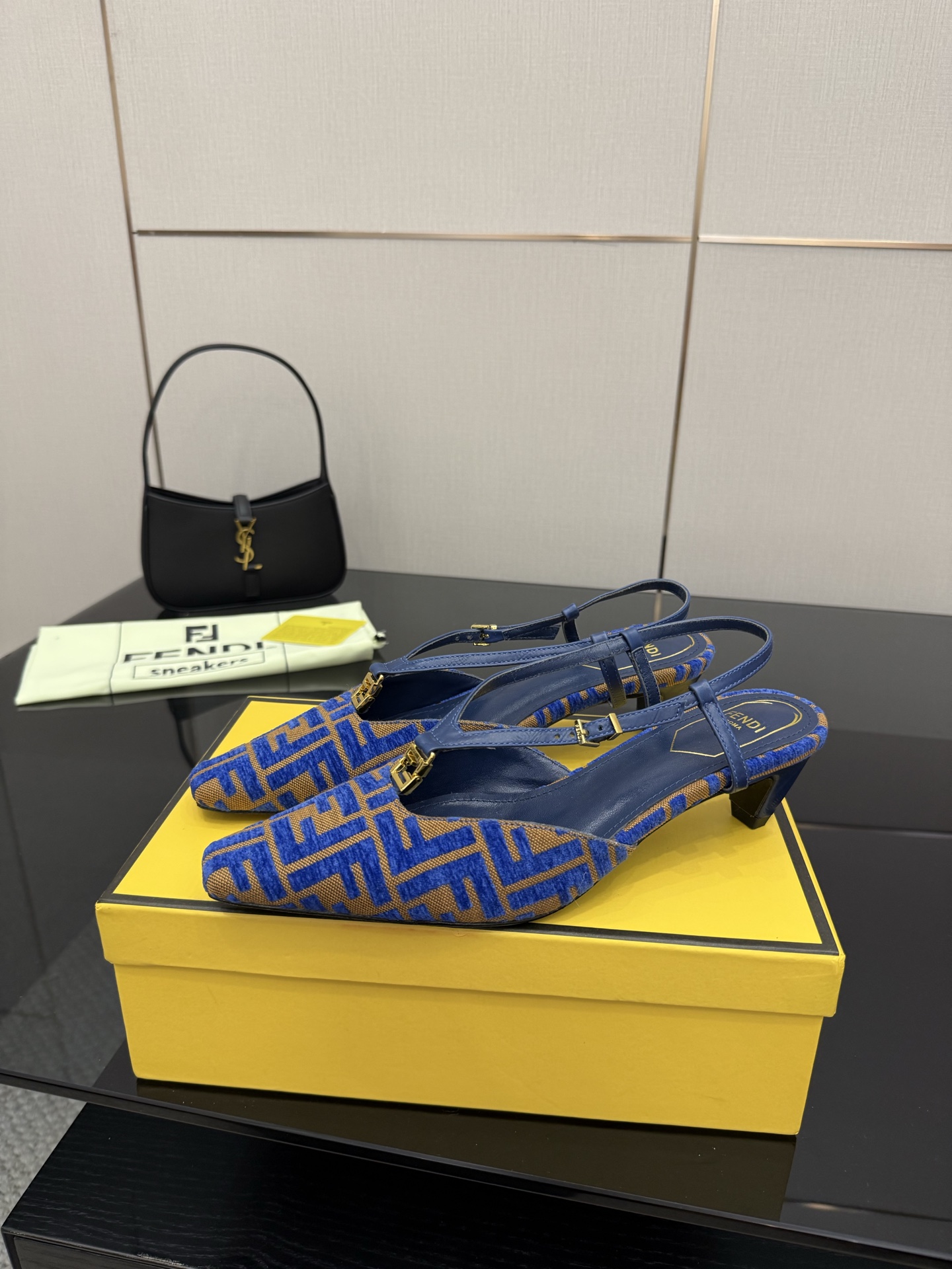 FENDI Freddy Fold Heel-Shoes: High-Quality Sydney Fabric & Metal FF Button Details - 图片 3