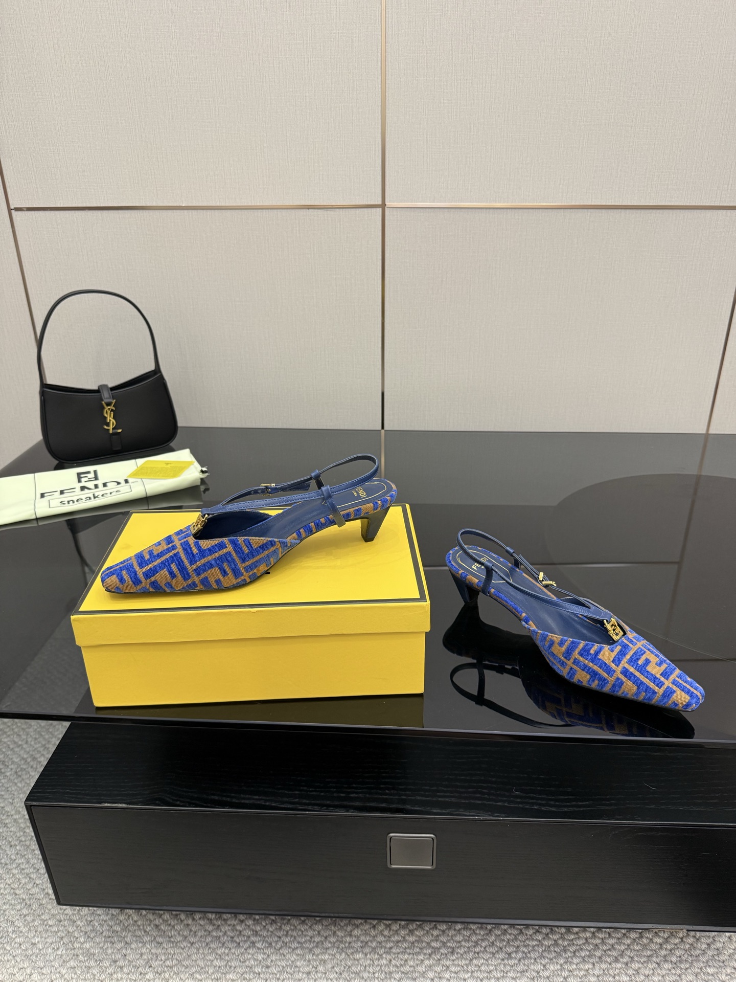FENDI Freddy Fold Heel-Shoes: High-Quality Sydney Fabric & Metal FF Button Details - 图片 4