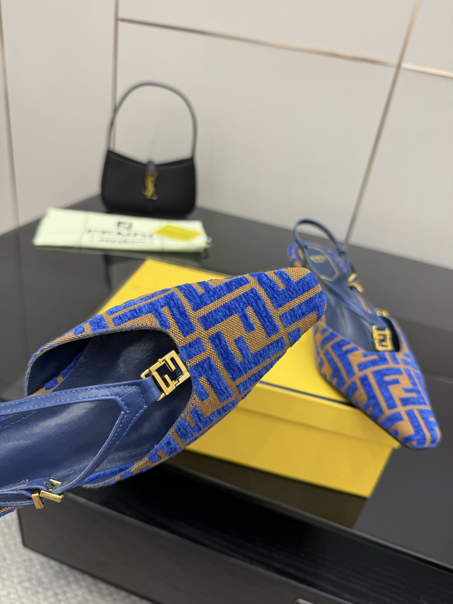 FENDI Freddy Fold Heel-Shoes: High-Quality Sydney Fabric & Metal FF Button Details - 图片 5