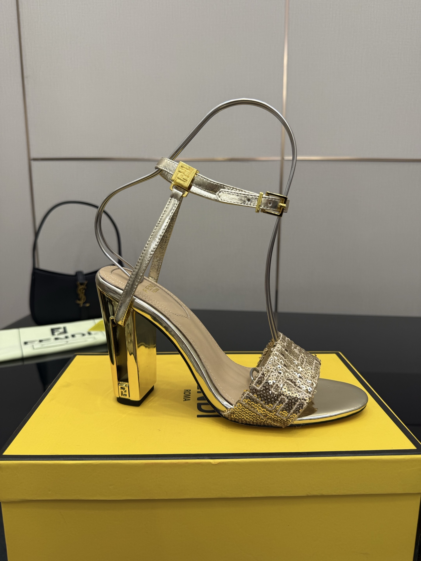 FENDI Delfina High Heels with FF Embroidery and Metal Straps - 图片 5
