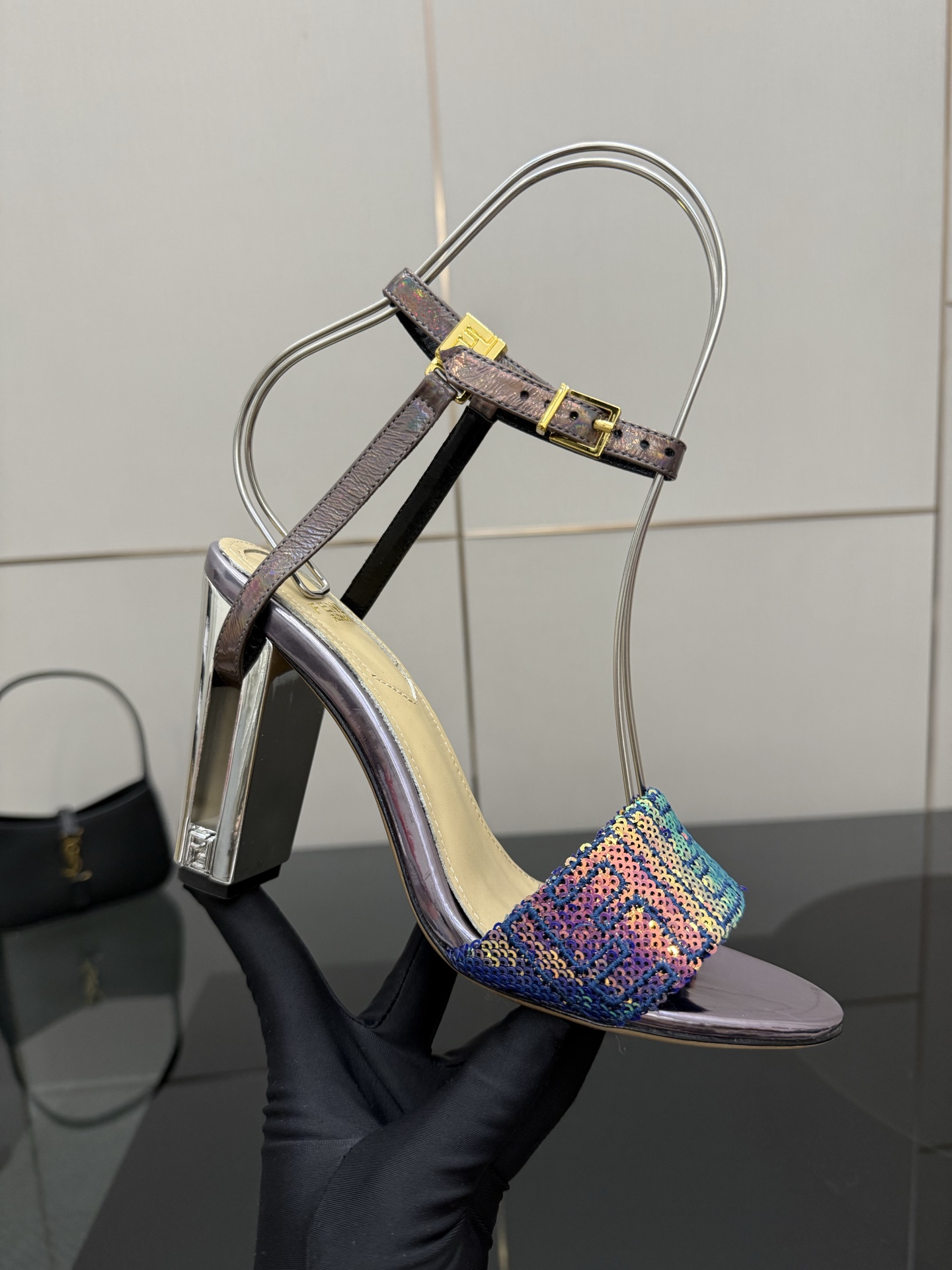 FENDI Delfina High Heels: Glitter Embroidery, Metal Straps, FF Patterns. - 图片 6