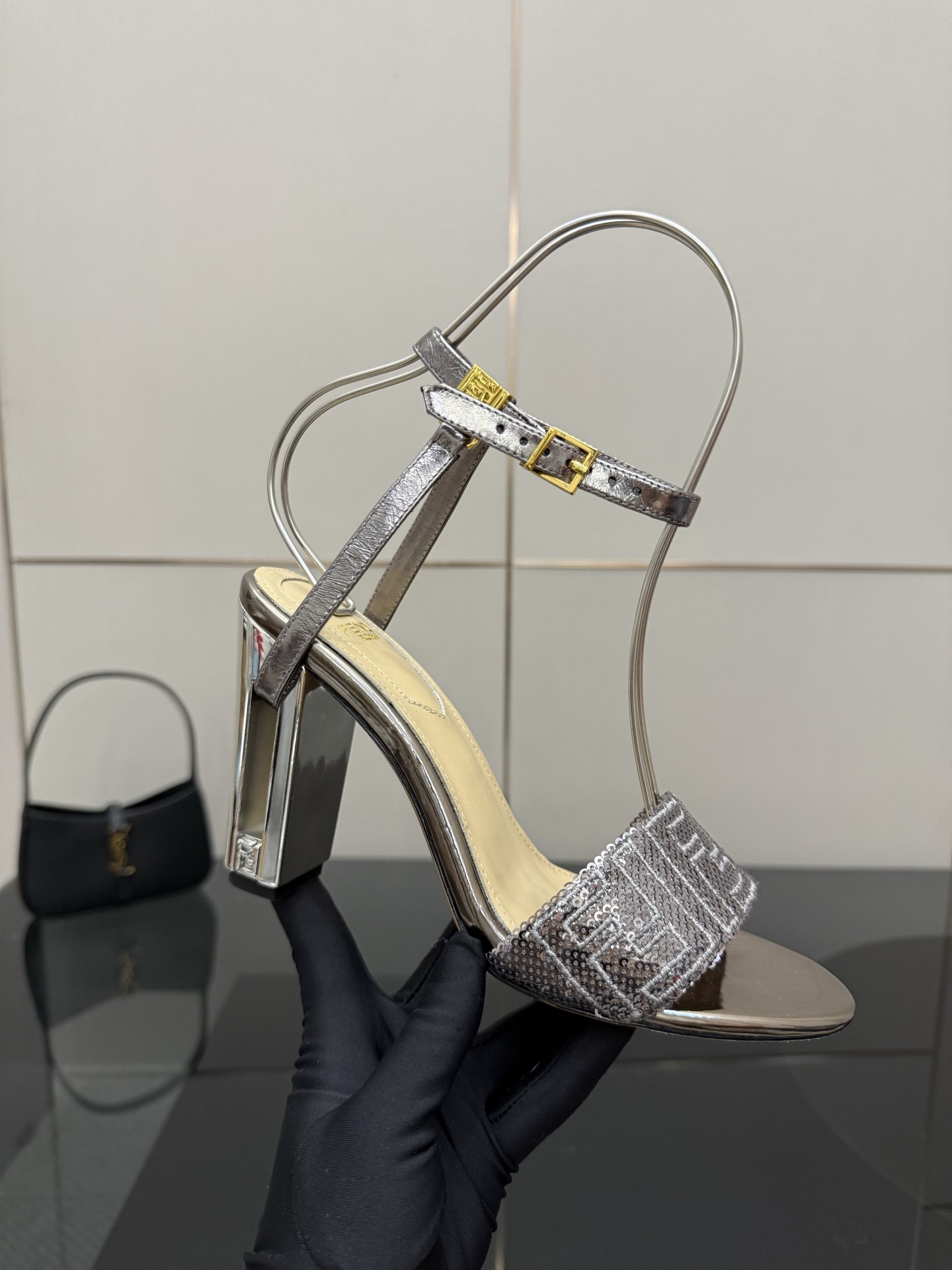 FENDI Delfina High Heels: Glitter Embroidery, Metal Straps, FF Patterns. - 图片 6
