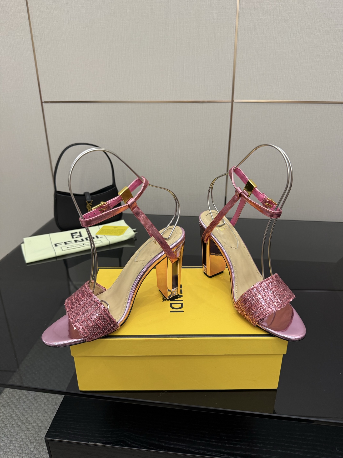 FENDI Delfina High Heels: Glitter Embroidery, Metal Straps, FF Patterns. - 图片 2