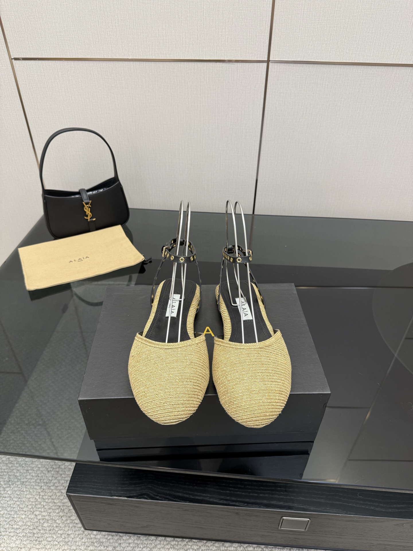 NO:443188,ALAA triangle flat slippers | HIGH LOVE |||ALAA | HIGH LOVE External network Dabo has a pair of this one with exquisite heart-shaped decoration. The brand's brand new sculpture heel, elegant shoe shape, casual, comfortable and fashionable and neat. Overseas bloggers have a pair of upper woven inner sheepskin sole original rubber sole size 35-39 (customized for 40.41.42.43), sandals, sandals, slippers, sheepskin19860909ALAA三角平底拖鞋| HIGH LOVE|||ALAA | HIGH LOVE 外网大博人手一双的 这款采用精美心形装饰搭配 品牌全新的雕塑跟,优雅鞋型 休闲舒适兼备具时髦利落 海外博主人手一双 鞋面编织 内里羊皮 鞋底原版橡胶底 码数35-39（40.41.42.43定制）,凉鞋,sandals,slippers,sheepskin,Women's Shoes