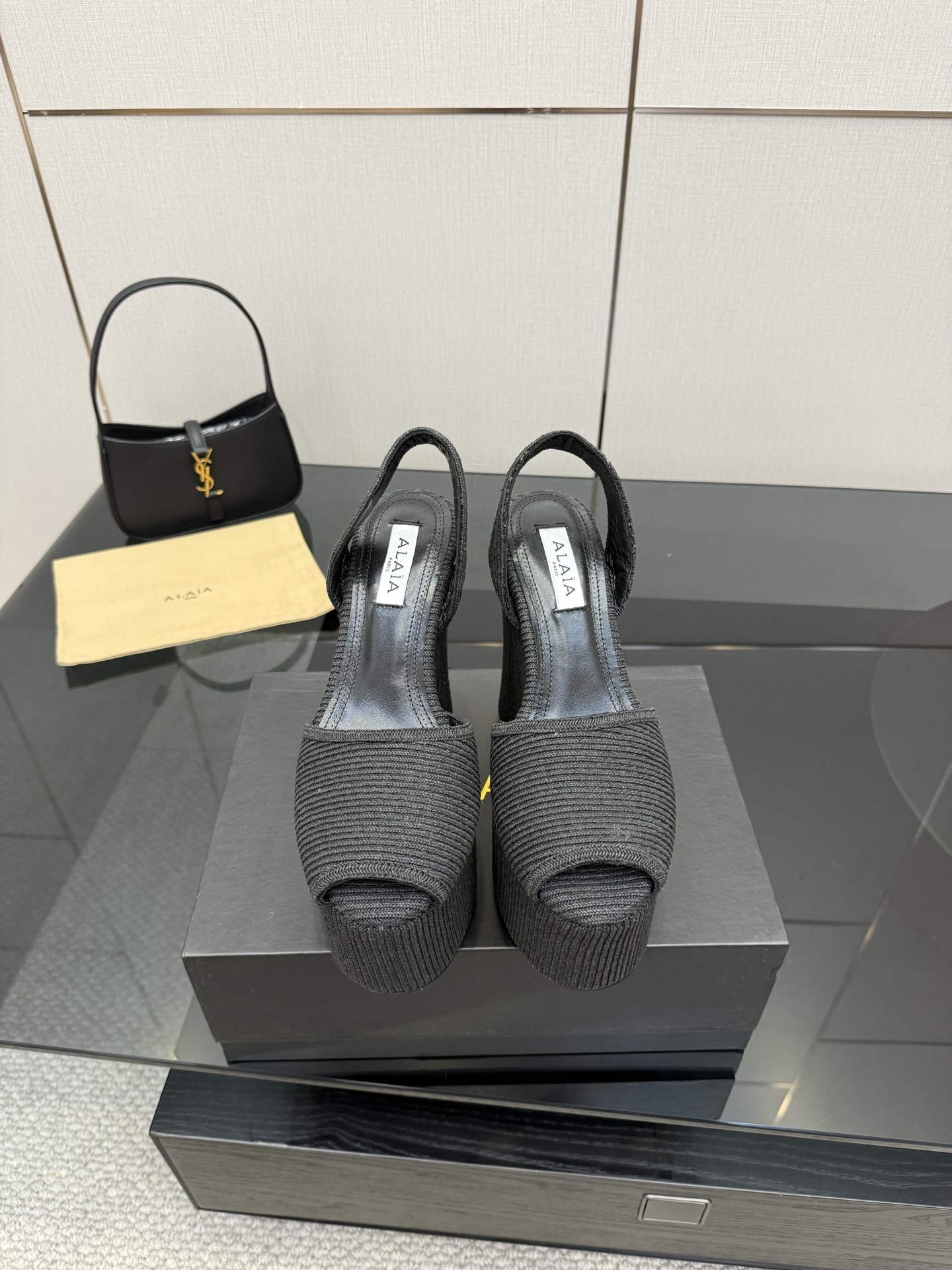 NO:443183,The popular product Xiaohongshu is popular!  AlAIA thick-soled sandals series has been launched. Countless famous designers regard him as 'Designerof Designers' and has influenced the style of many people!  These Alaia design elements are still appearing on the show stages of major brands, which are super popular and beautiful!  Fabric woven inner lining. footbed sheepskin lining heel high front water table 4.5cm heel height 11cm sole original rubber sole Size35-42 (40.41.42 custom-made non-return and exchange), high heels sandals, alaia, sandals, high heels, sheepskin19860909爆品小红书火推！AlAIA厚底凉鞋系列推出 无数的名设计师都把他看作“DesignerofDesigners”更影响着很多人的风格！这些Alaia的设计元素不是仍不断出现在各大品牌的秀台上、超级火爆,上脚美爆啦！ 面料编织 内里.垫脚羊皮里 跟高前水台4.5cm 跟高11cm 鞋底原版橡胶底 Size35-42（40.41.42定制不退换）,高跟鞋凉鞋,alaia,sandals,high heels,sheepskin,Women's Shoes