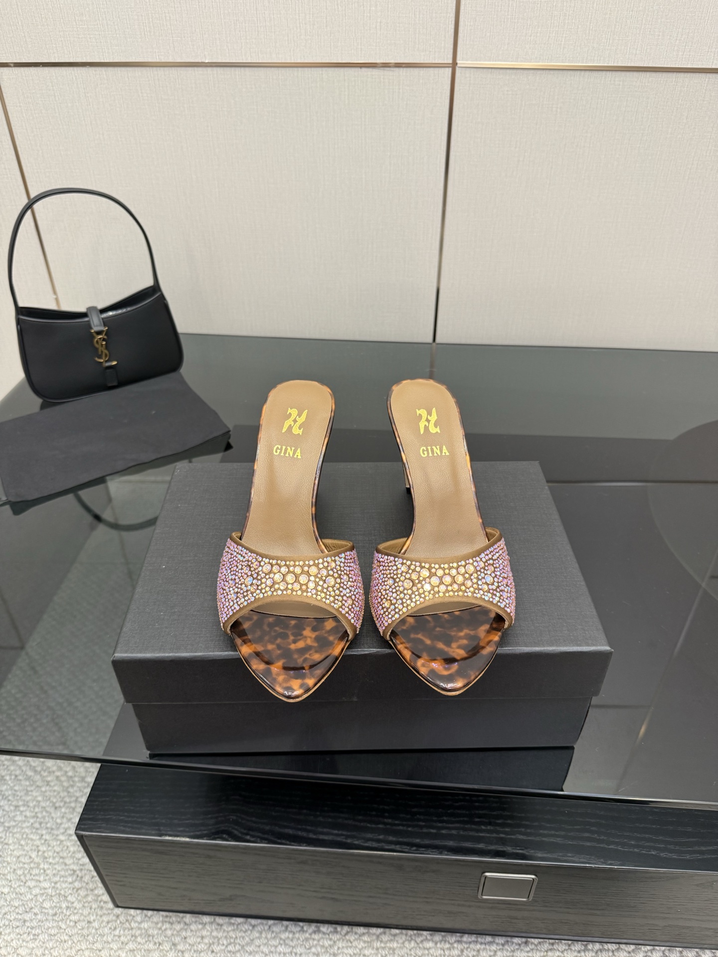 NO:443174,GINA niche high-luxury brand Barbie same style pointed toe thin-heeled stone-patterned high-heeled rhinestone sandals, rhinestone upper inner stepping stone pattern, patent leather, full leather, size 35-40 (40.41, 42 customized), high heels, slippers, high heels, slippers19860909GINA小众高奢品牌芭比同款尖头细跟石头纹高跟水钻凉拖 鞋面水钻 内里垫脚石头纹,漆皮 大底全真皮 码数35-40(40.41,42定做),高跟鞋拖鞋,high heels,slippers,Women's Shoes