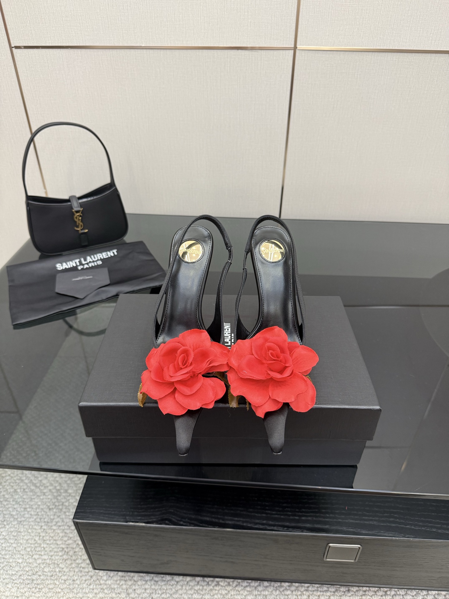 NO:443169,Saint Laurent | Beautiful rose high heels with thorns 25 spring models Who can refuse ysl high heels, known as the magic of men's killing, you deserve it. The golden heels are like branches wrapped around, irregular shapes show the beauty of sculpture art, limited works, beautiful collections. Silk upper, inner footbed sheepskin, outsole full leather Heel height: 10.5cm Size 35-42 (40.41.42 custom made), high heels, saint laurent, saint laurent, sandals, high heels, sheepskin, real silk19860909圣罗兰 |带刺的玫瑰绝美高跟  25春款 谁能拒绝ysl高跟鞋,号称斩男神奇,你值得拥有 金色鞋跟似枝条缠绕,不规则形状展现雕塑艺术之美,限量作品,绝美收藏 鞋面真丝 内里垫脚羊皮 大底全真皮 跟高:10.5cm 码数35-42(40.41.42定做）,高跟鞋凉鞋,saint laurent,saint laurent,sandals,high heels,sheepskin,real silk,Women's Shoes